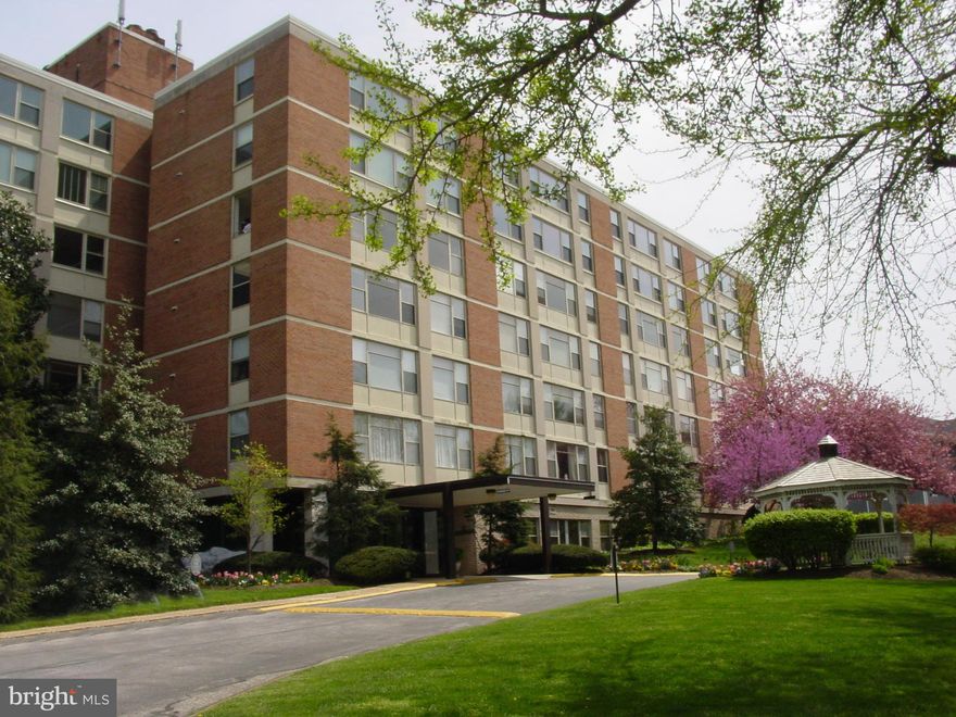 Beautiful top floor unit featuring 9 foot ceilings, endless westerly (sunset) views. Custom built-ins through out unit. Condo fee in this unit includes heat & air, water, pool, trash collection, front desk, snow removal, grounds maintenance & repairs & open parking. Updated kitchen!