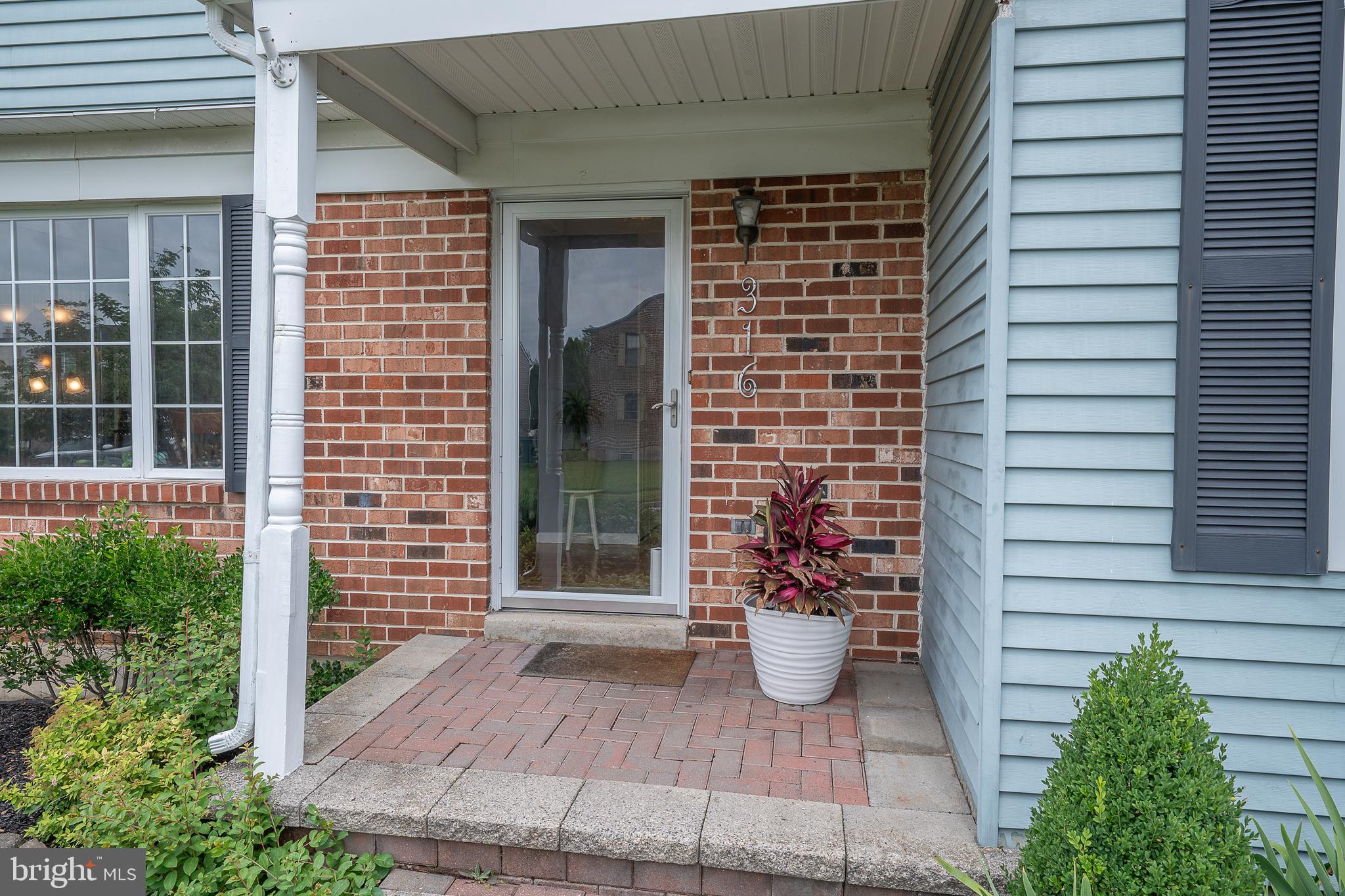 316 GREENBRIAR LANE