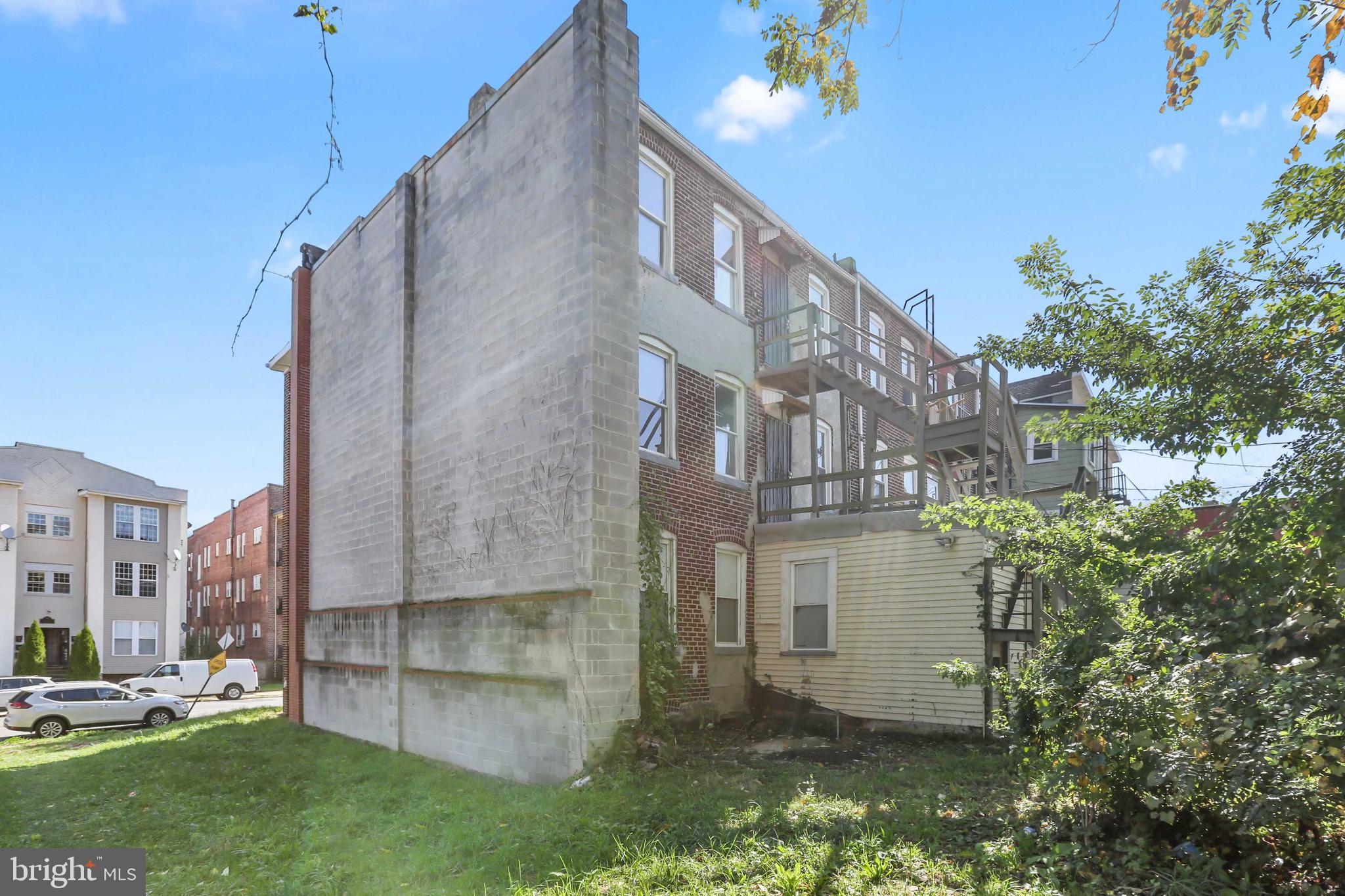 Main image without alt text