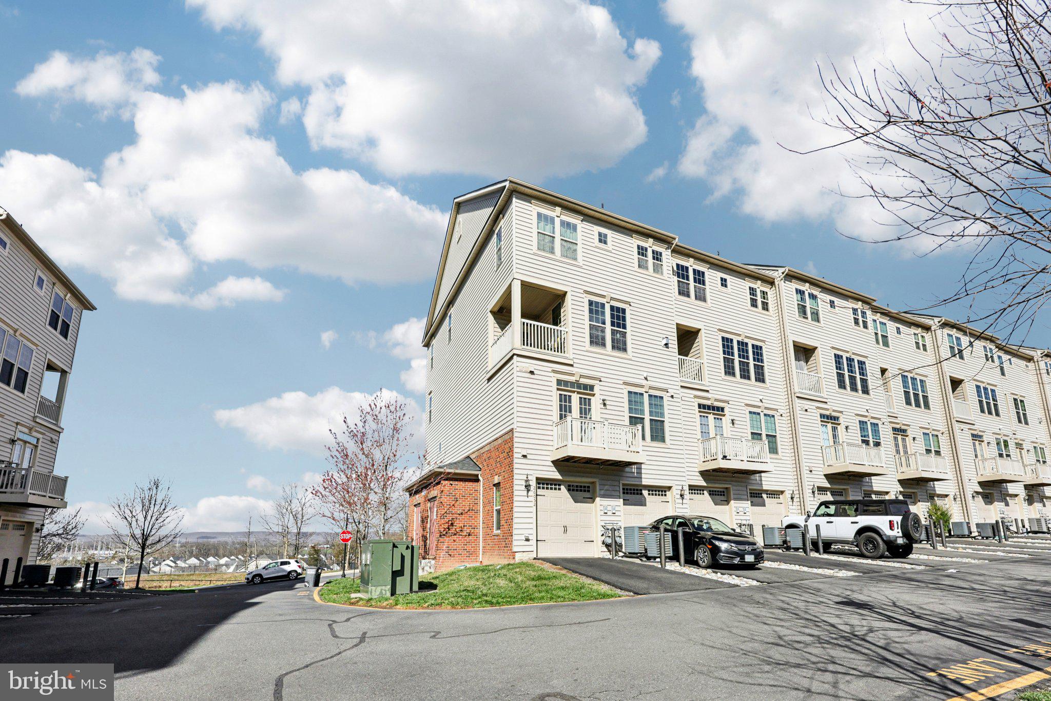 VIRGINIA MANOR - Residential