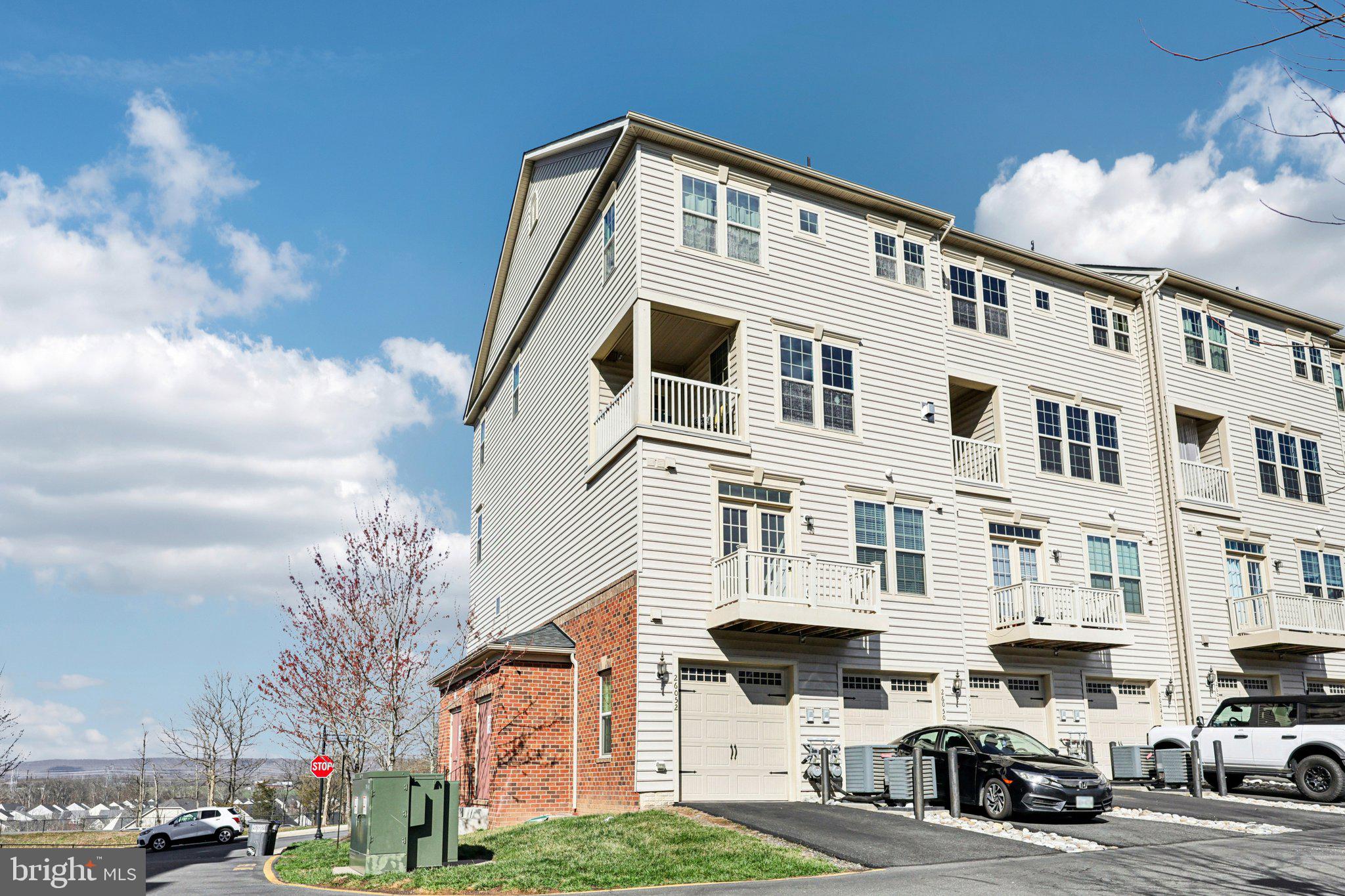 VIRGINIA MANOR - Residential