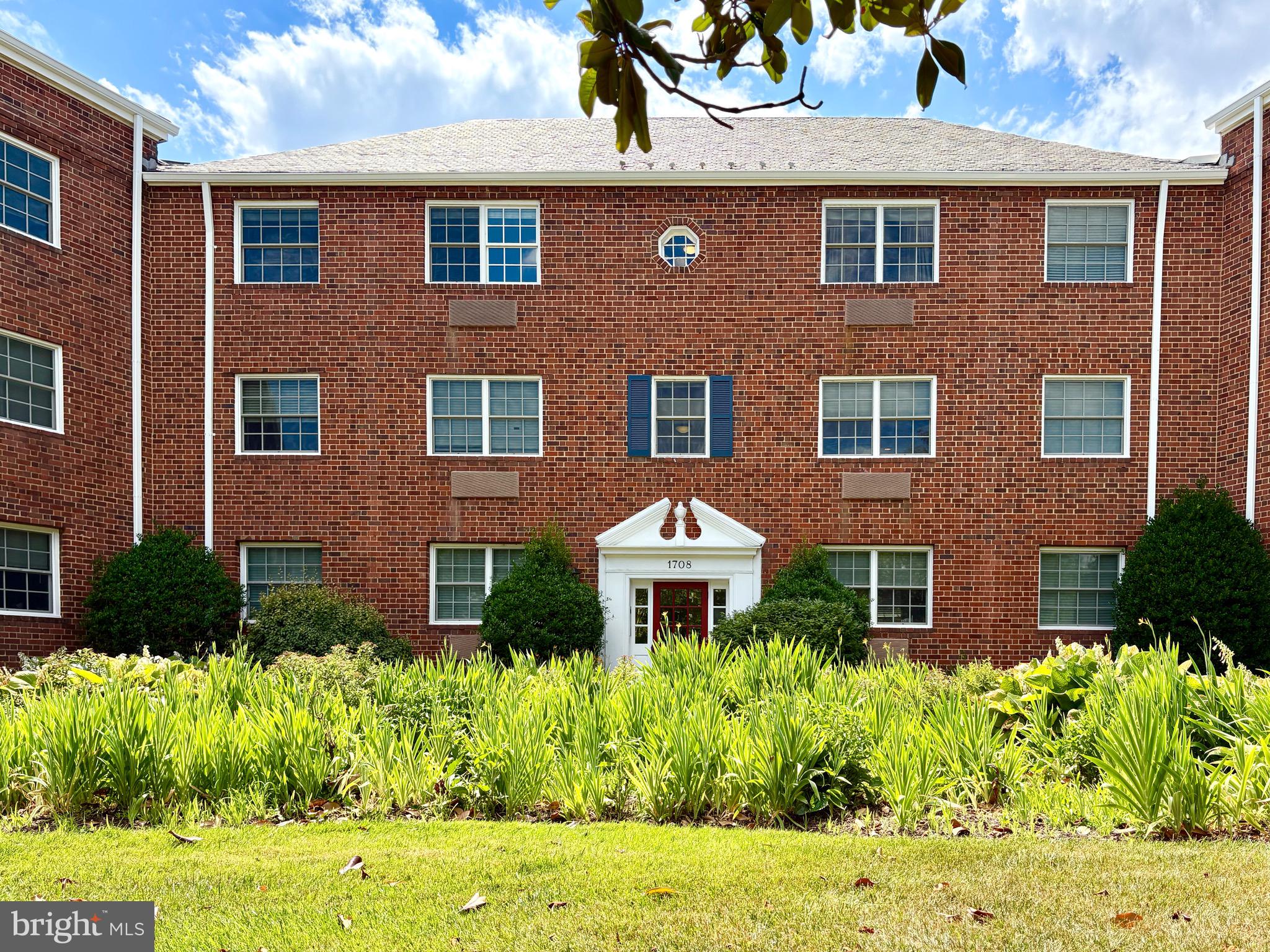 1708 W ABINGDON DRIVE 301