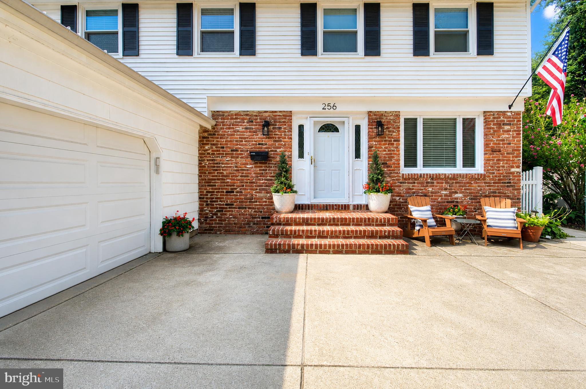 256 RAMBLEWOOD PARKWAY