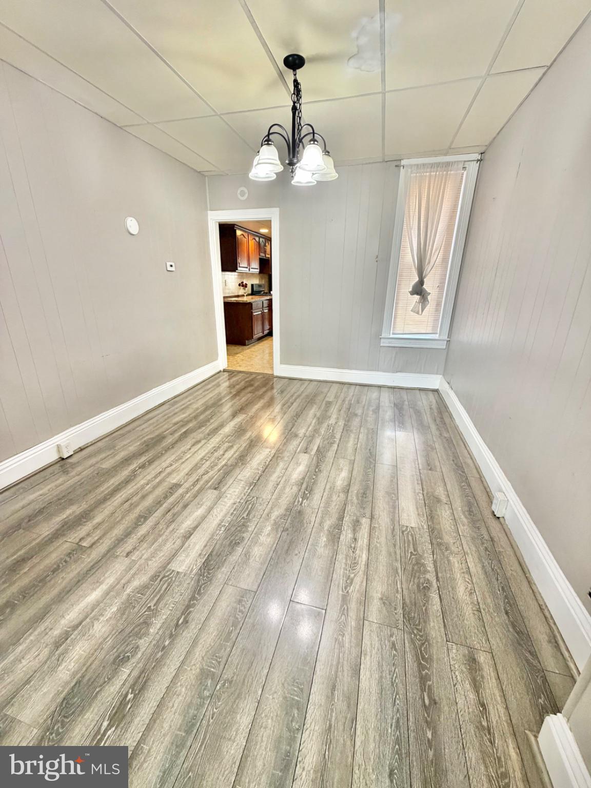 1221 W POPLAR STREET