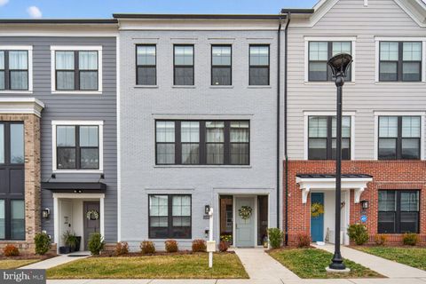 Photo of 13890 Clear Lake Circle, WOODBRIDGE, VA 22191 (MLS # VAPW2113954)