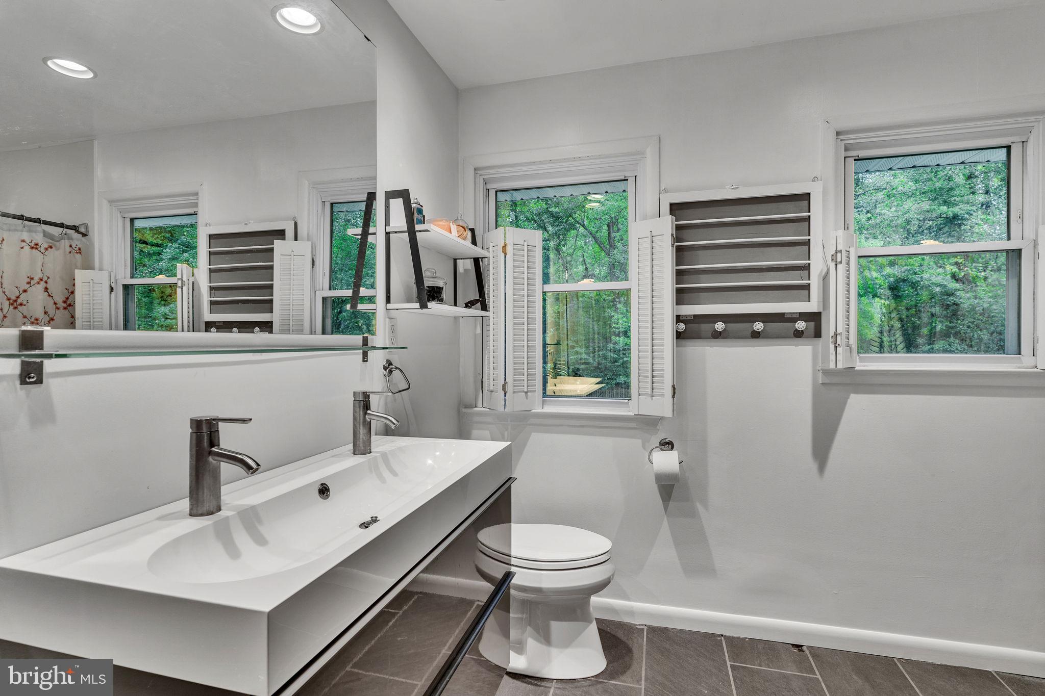 KINGSTON MANOR - Residential