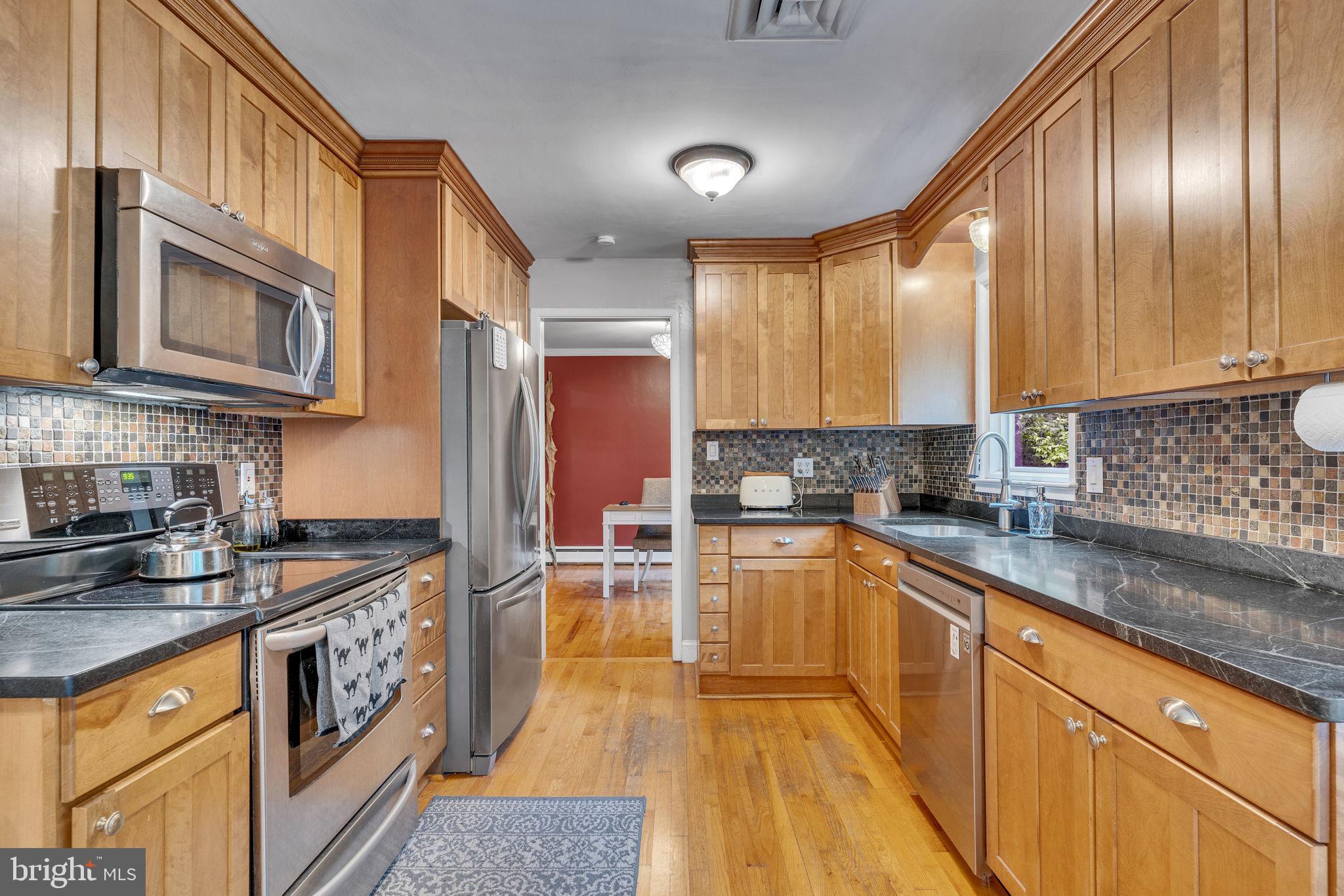 KINGSTON MANOR - Residential