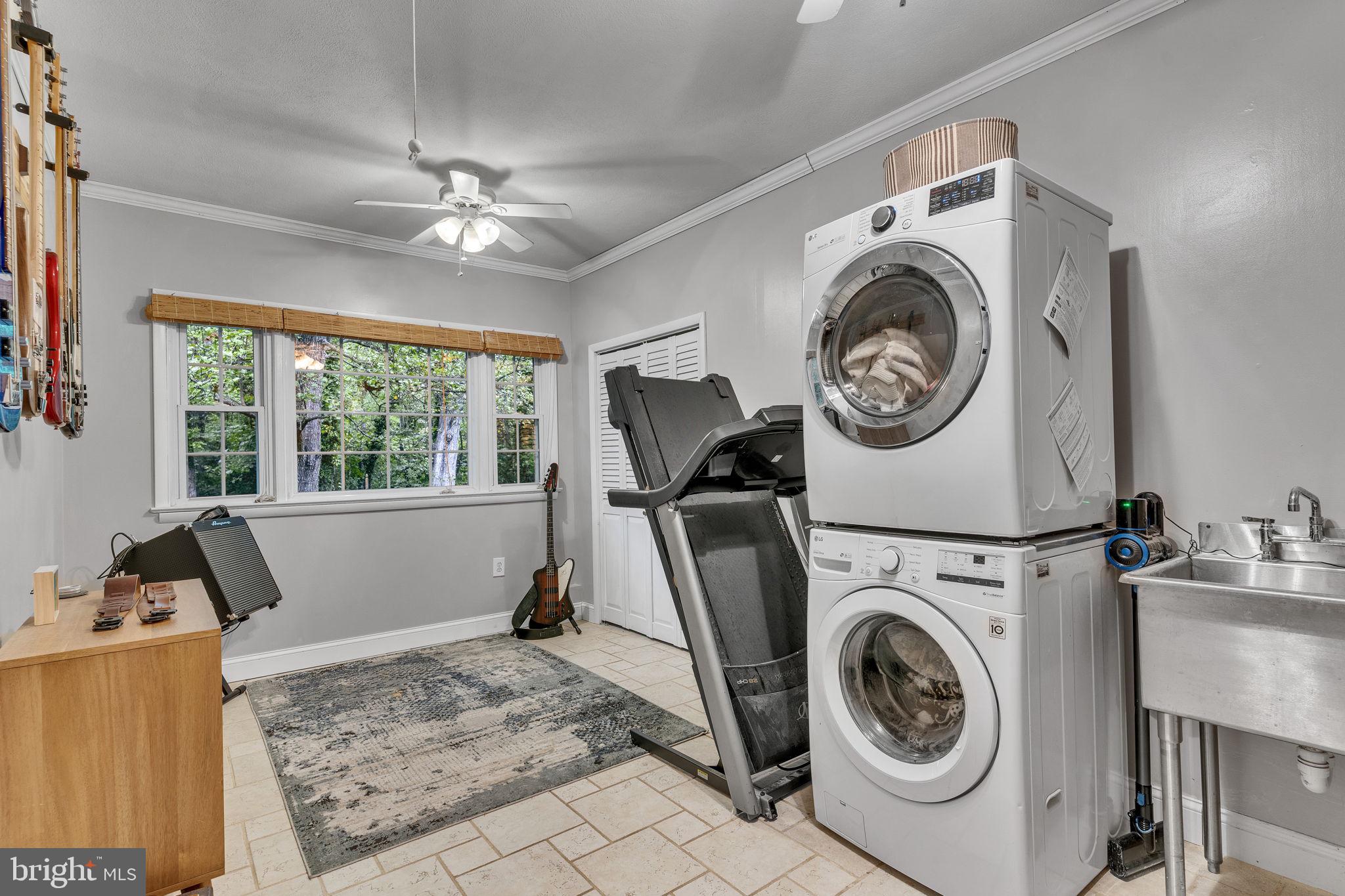 KINGSTON MANOR - Residential