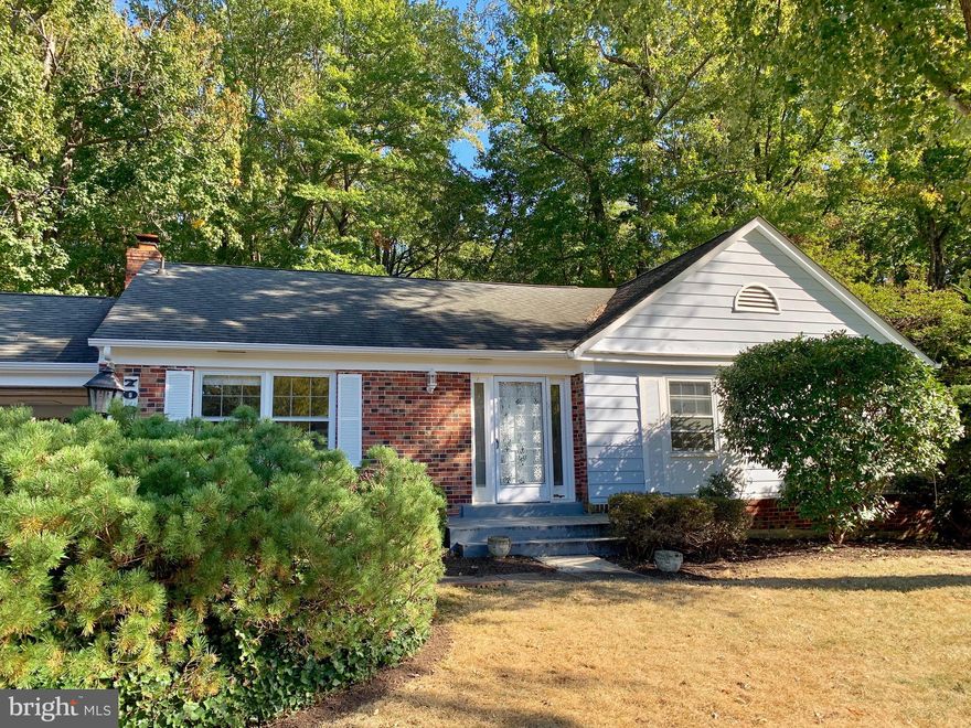 Fantastic investor opportunity. All updated systems. Interior needs to be updated, and then buyer will have instant equity! Great floor plan, eat-in kitchen in wonderful Stoneybrooke. Just 4.5 miles to Old Town, 9 miles to Ft. Belvoir. 12 miles to DC,