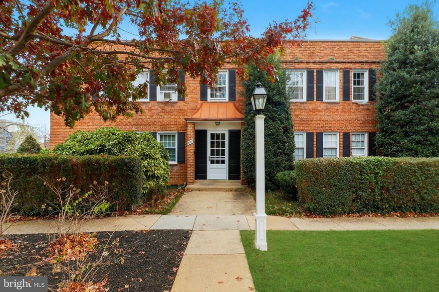 WOW! This beautiful light filled one bedroom is located conveniently in the heart of Arlington. This one bedroom apartment features, renovated kitchen, bathroom, new flooring and more. Tastefully painted and ways to set up your furniture is in the virtual staged pictures.  Neighborhood amenities include;  Four Mile Run Trail for walking/jogging/bike trail; shopping center and coffee shops across the street. ALL UTILITIES INCLUDED. Apply today https://apply.link/0PRkE6s