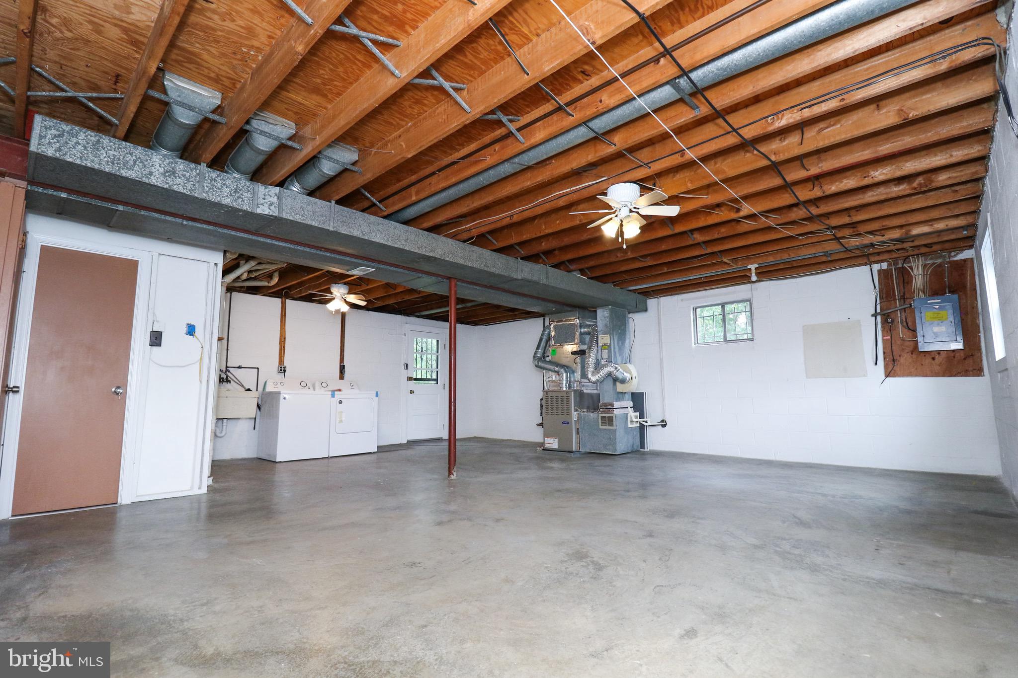 CHRIS MAR MANOR - Residential