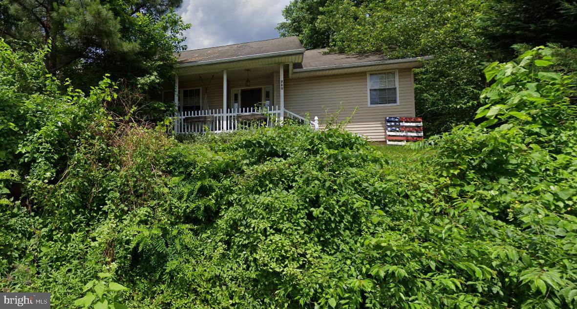 **SHORT SALE** **Property needs major work & has potential structural issues** Will not pass regular FHA financing in its current condition. Being sold as-is and subject to third-party approval. Per lender requirements: Offers will not be reviewed or accepted until 7 DOM. Property will not be in broom-swept condition upon closing. Many items in property may convey with sale. The list price reflects the approximate amount owed for a full payoff on the property, not its fair market value. Do not disturb occupant.