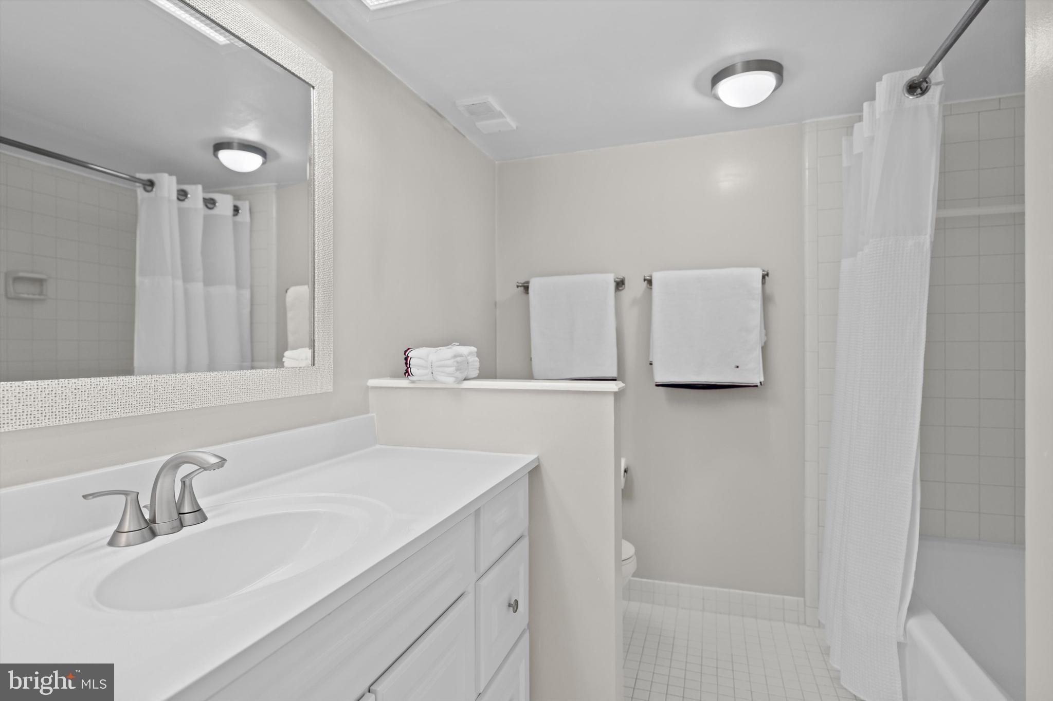 SKYLINE SQUARE CONDO - Residential