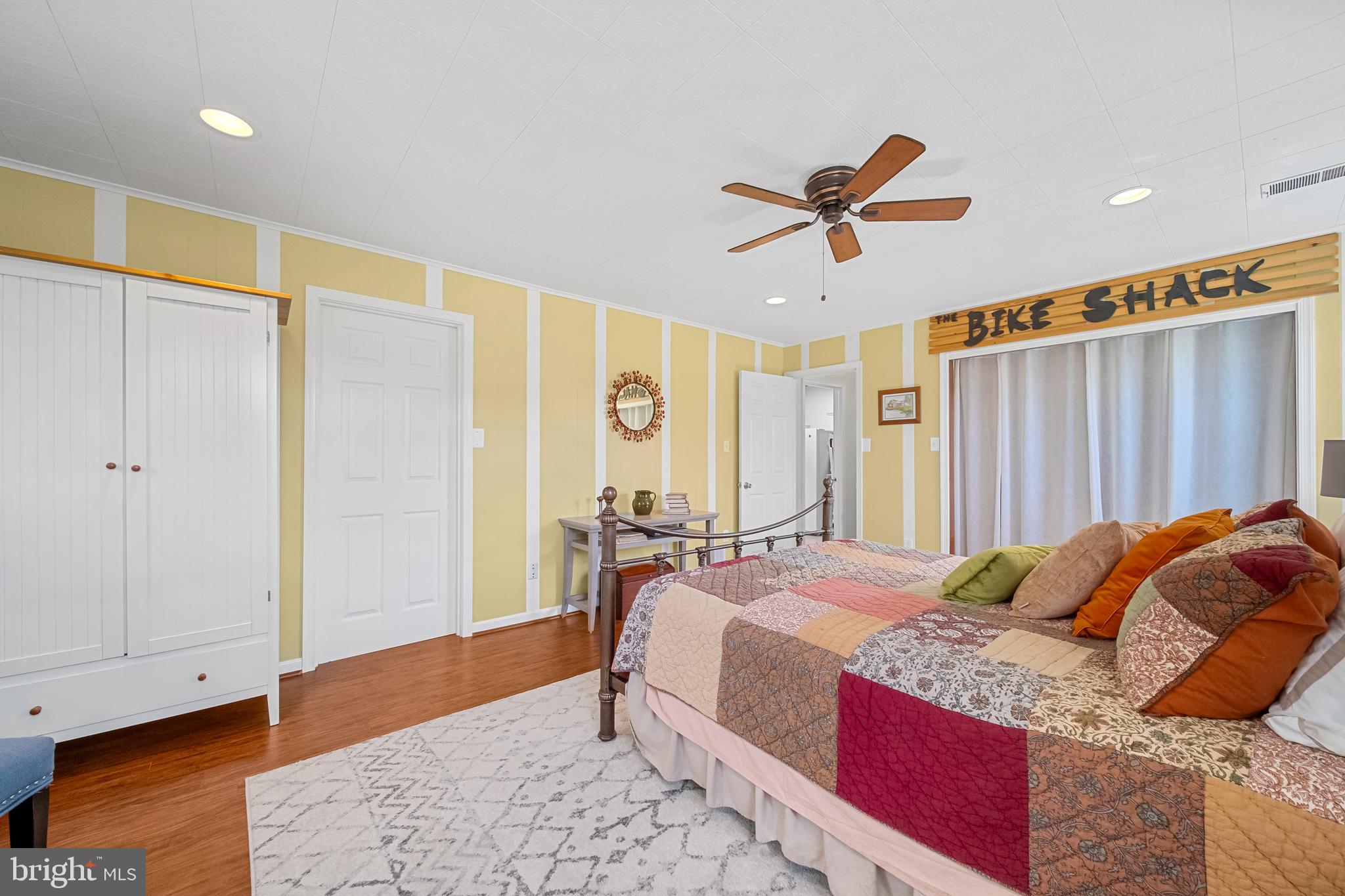 COUNTRY CLUB MANOR - Residential