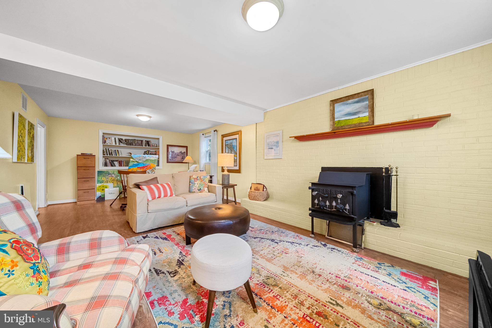 COUNTRY CLUB MANOR - Residential