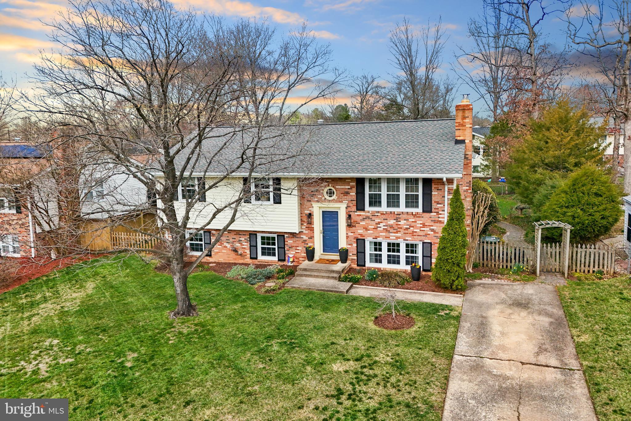 COUNTRY CLUB MANOR - Residential