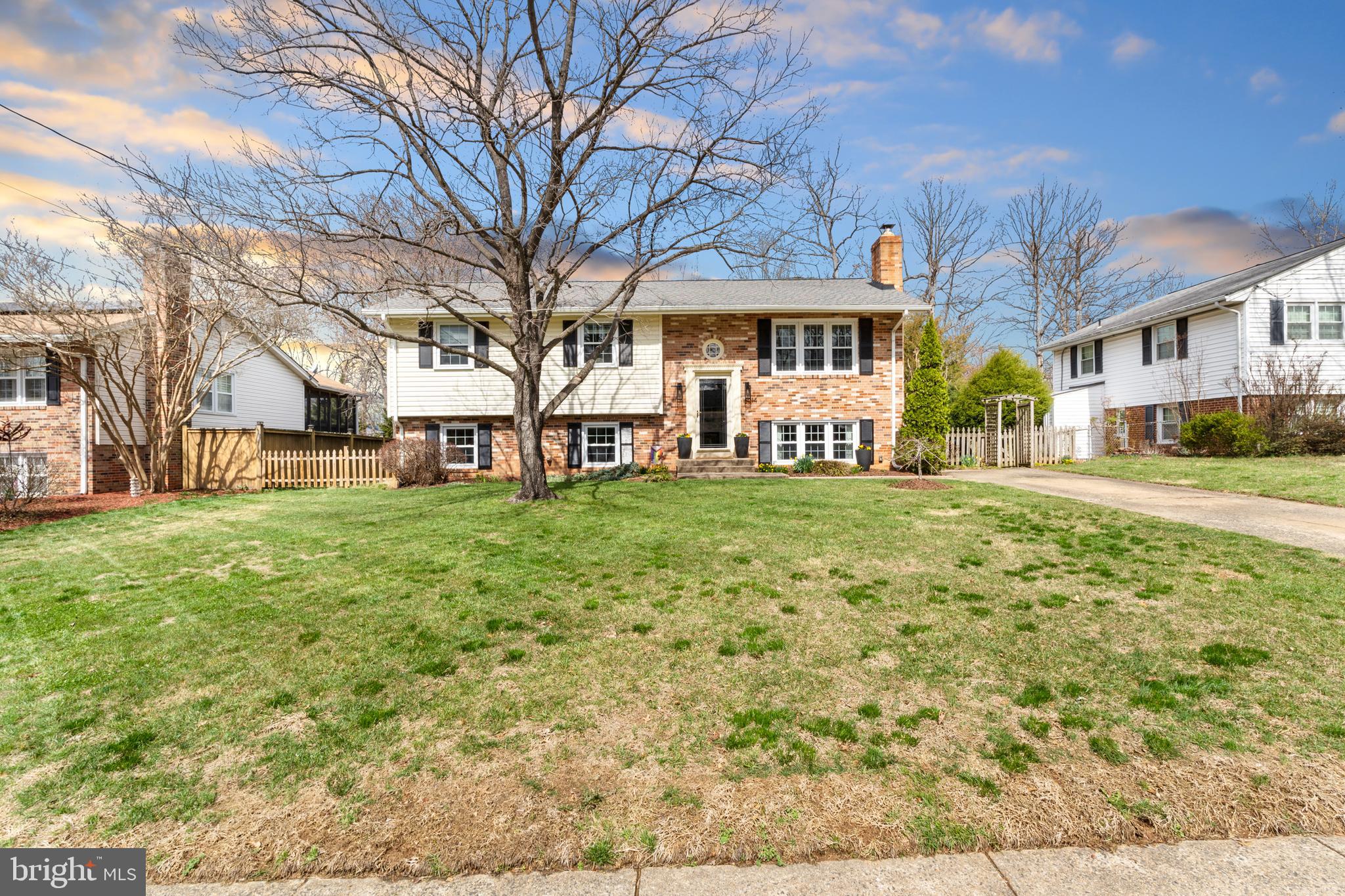 COUNTRY CLUB MANOR - Residential