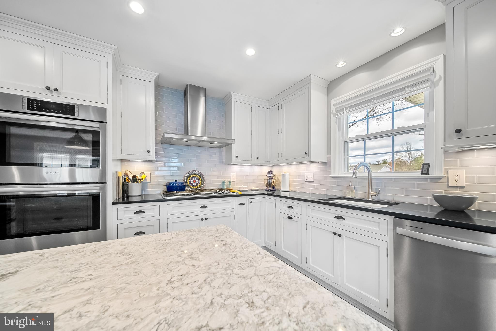 COUNTRY CLUB MANOR - Residential