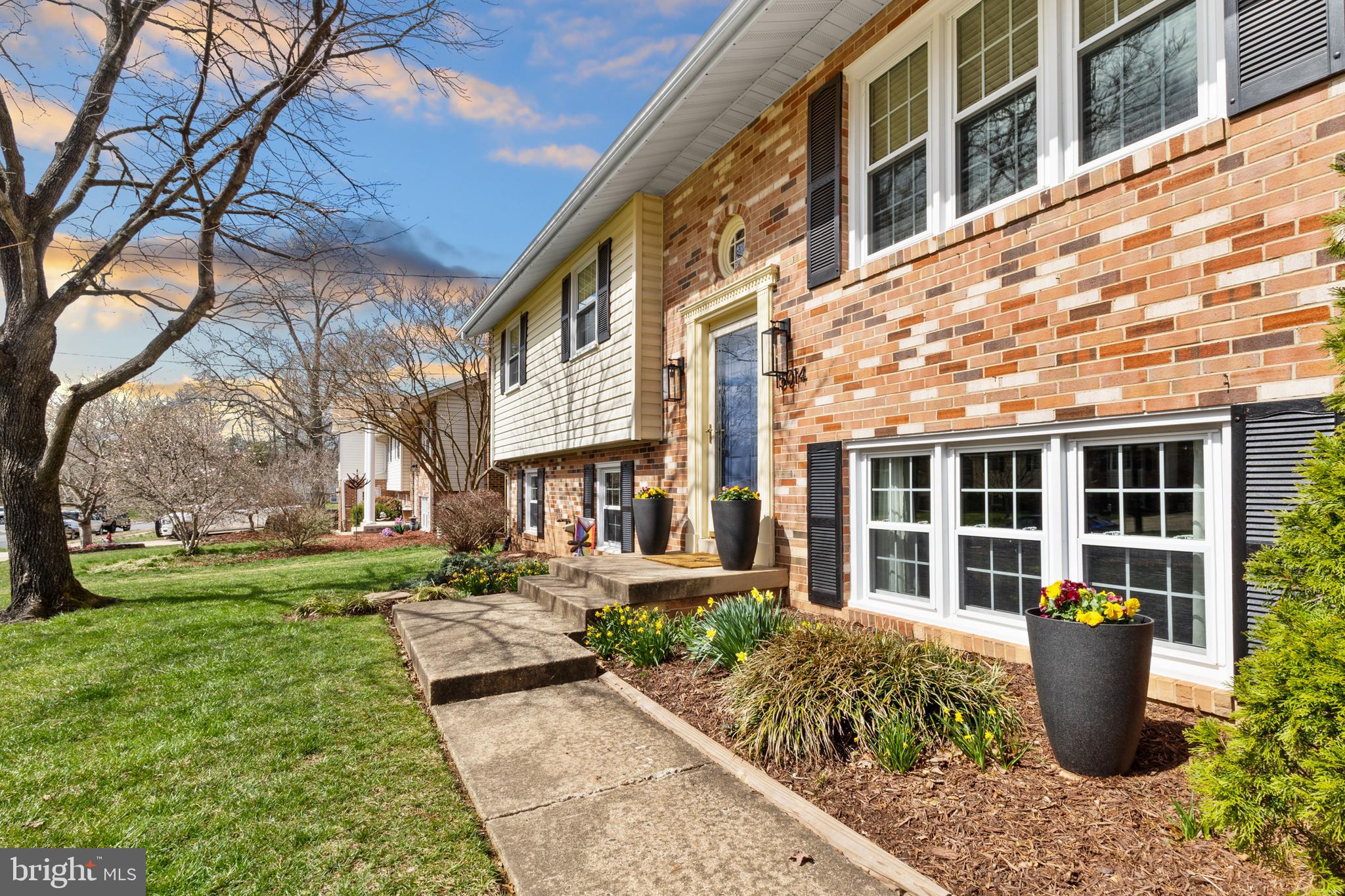 COUNTRY CLUB MANOR - Residential