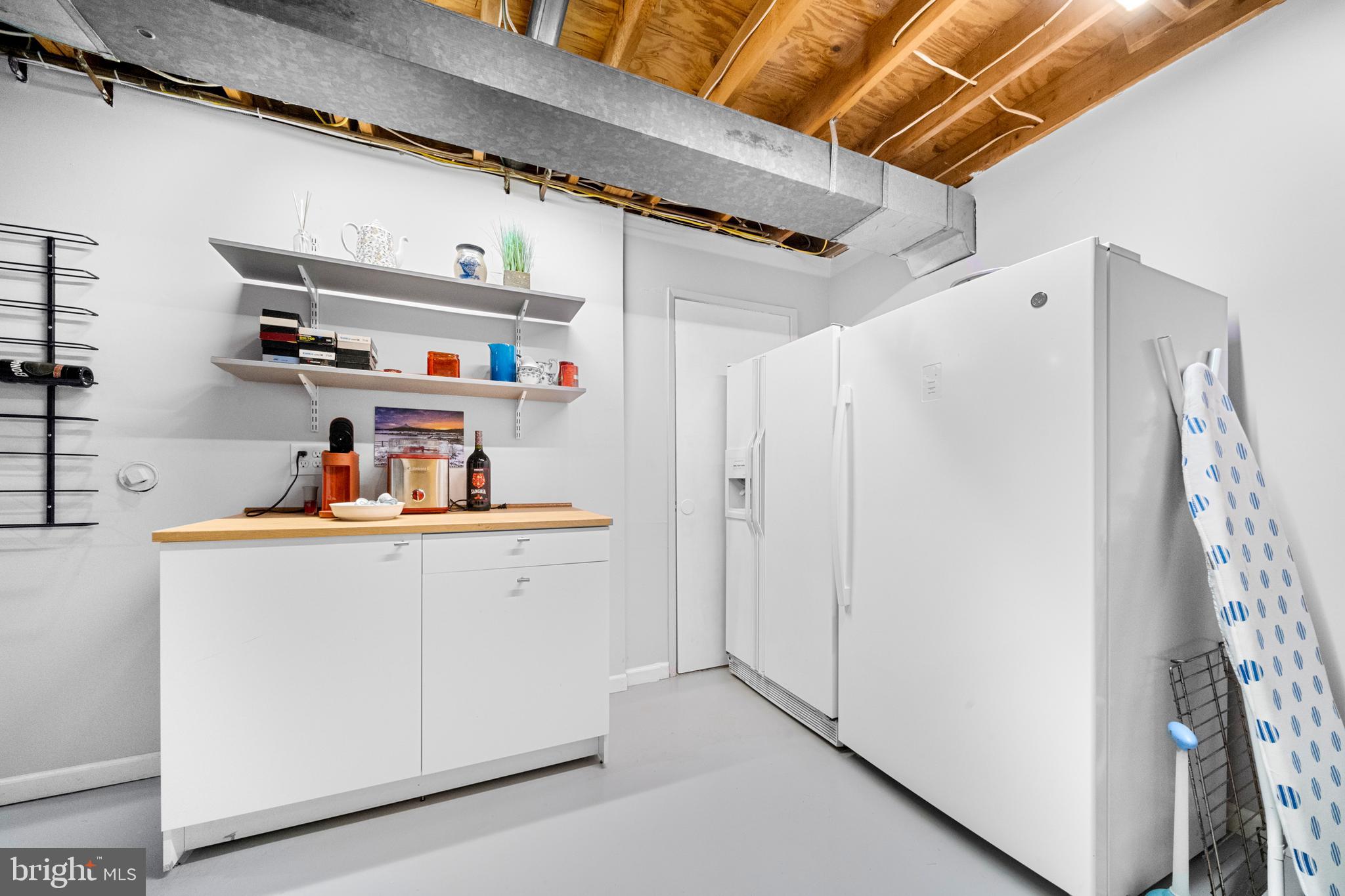 COUNTRY CLUB MANOR - Residential