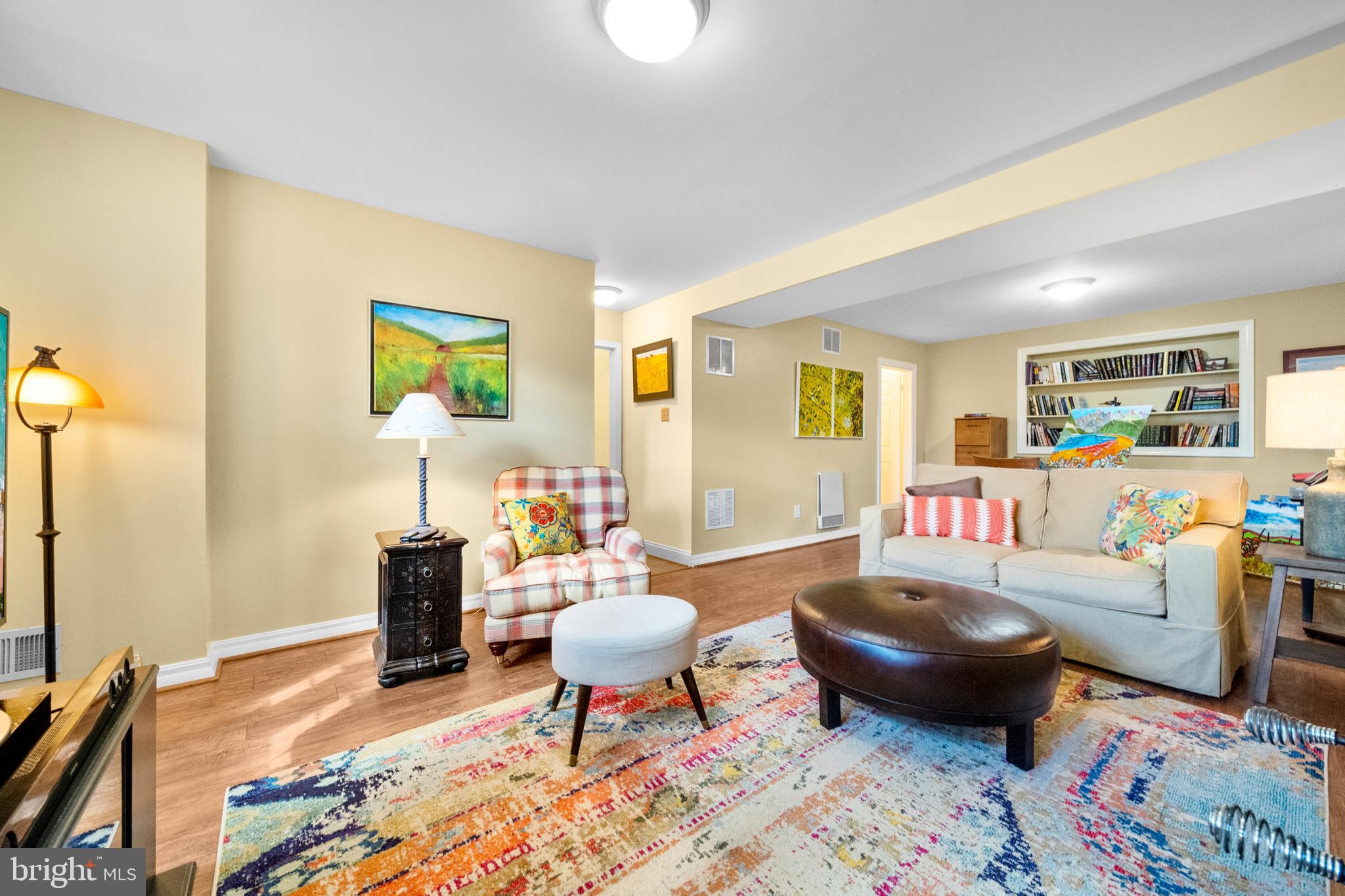 COUNTRY CLUB MANOR - Residential