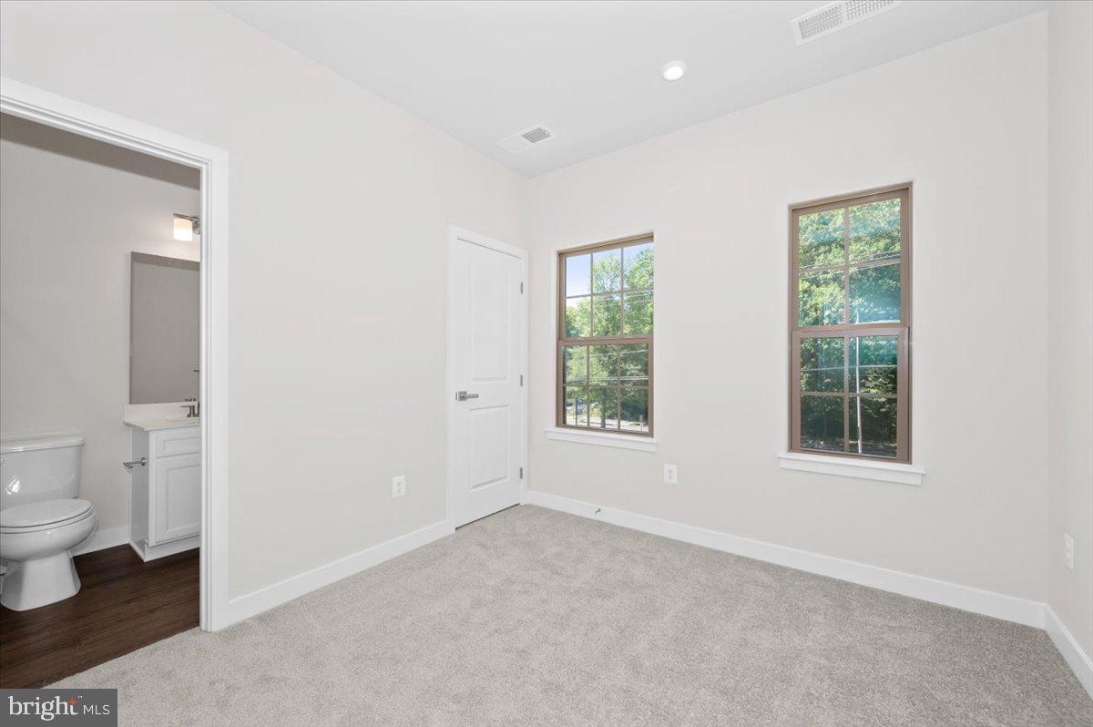 MONTGOMERY VILLAGE - Residential Lease