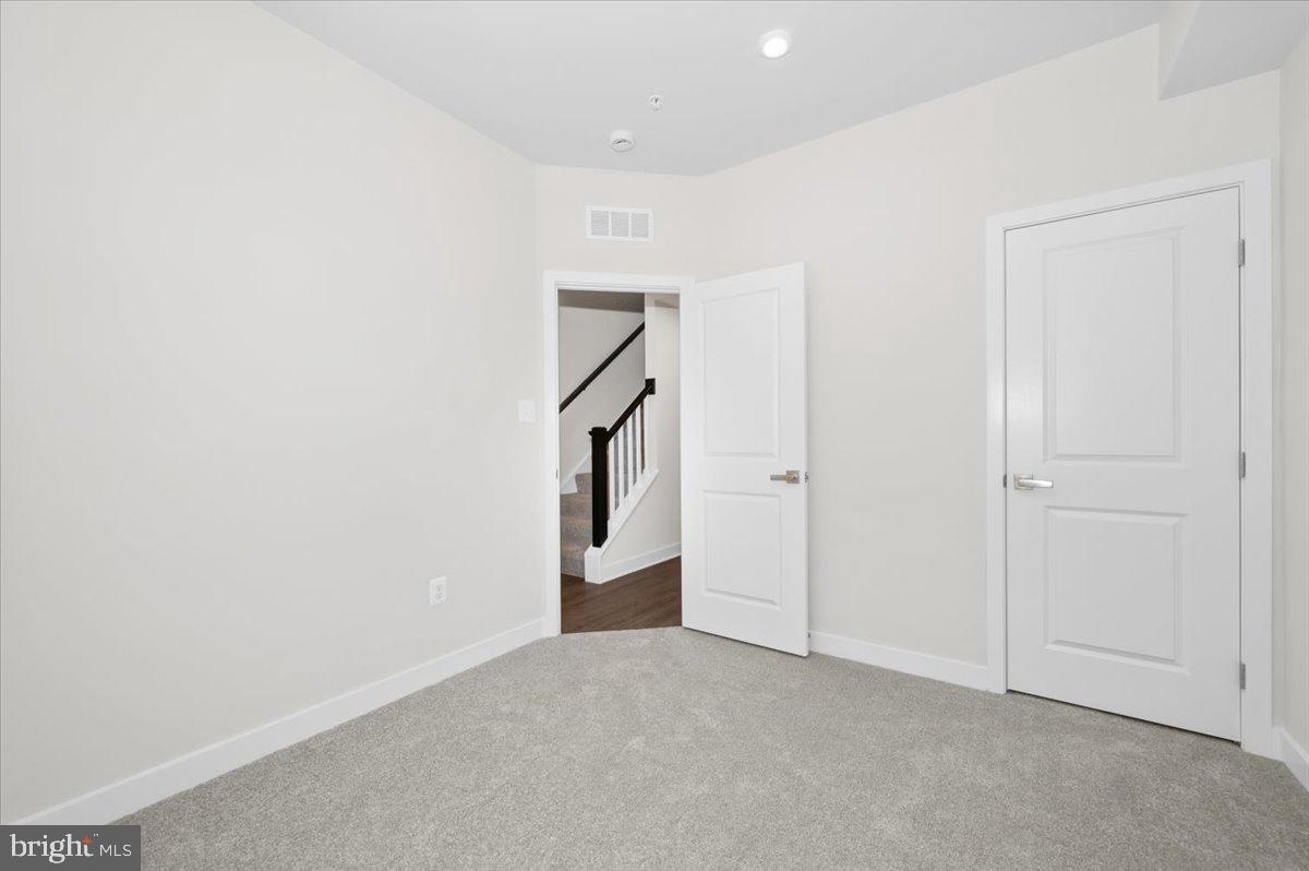 MONTGOMERY VILLAGE - Residential Lease