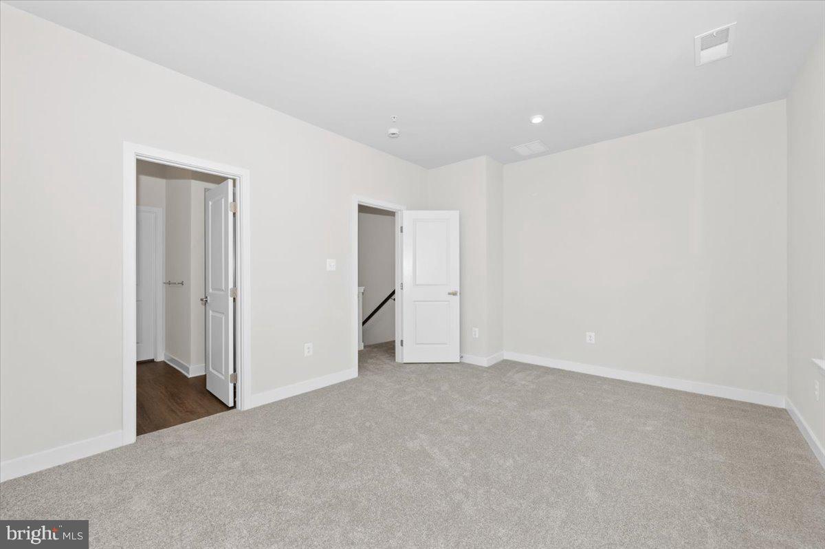 MONTGOMERY VILLAGE - Residential Lease