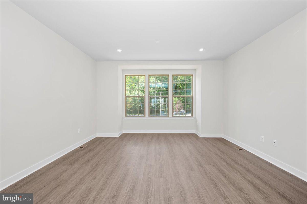 MONTGOMERY VILLAGE - Residential Lease