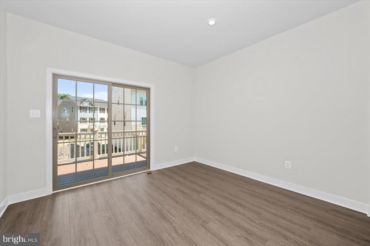 MONTGOMERY VILLAGE - Residential Lease