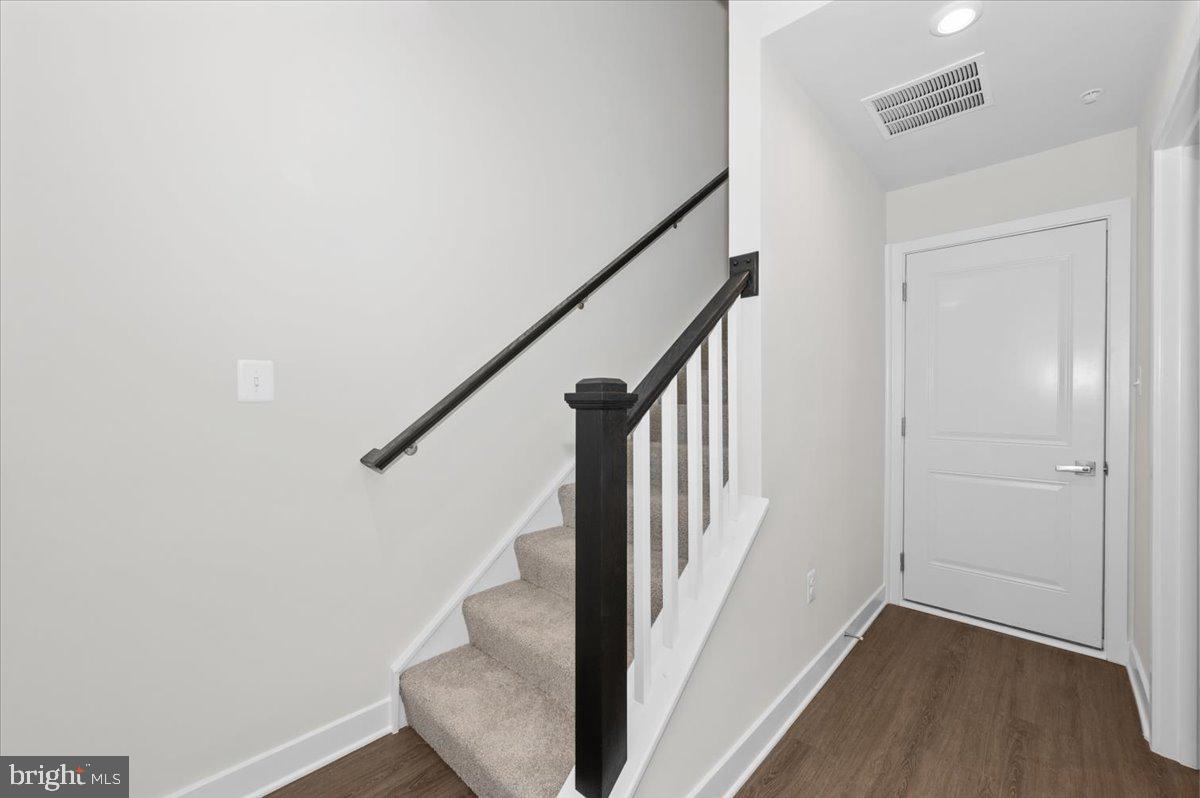 MONTGOMERY VILLAGE - Residential Lease