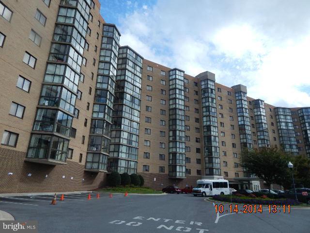 AUCTION LISTING. Bright, spacious 2 BR, 2 BA condo with enclosed balcony perfect for afternoon reading! Neutral palette throughout this two bedroom condo! Convenient access to major shops and restaurants! Don't miss the opportunity to live in this active adult community!
