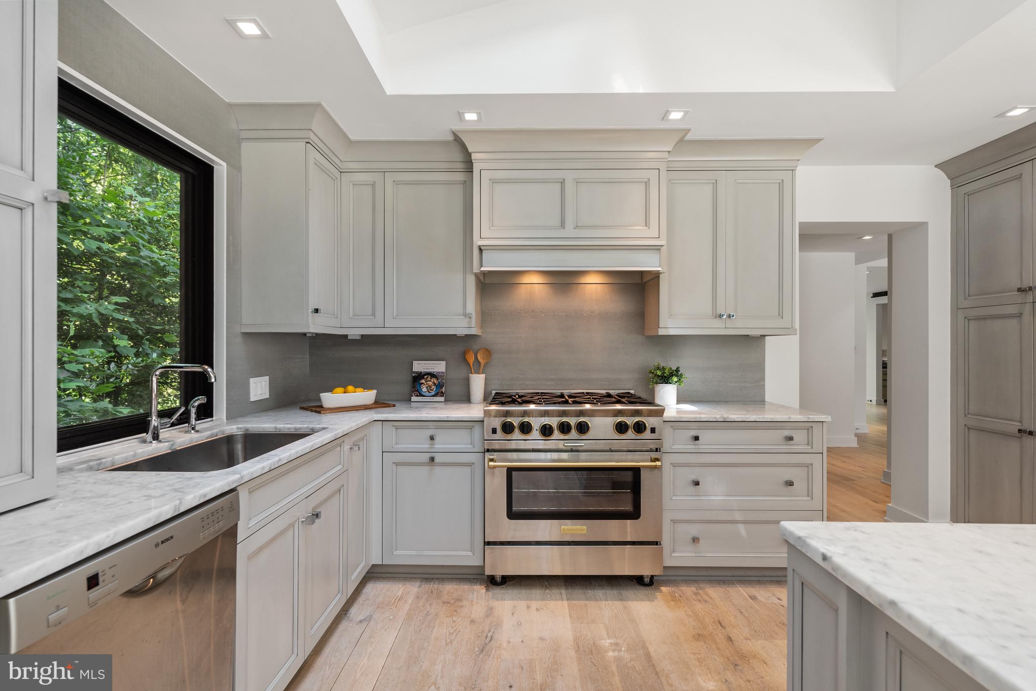 BRADLEY HILLS GROVE - Residential