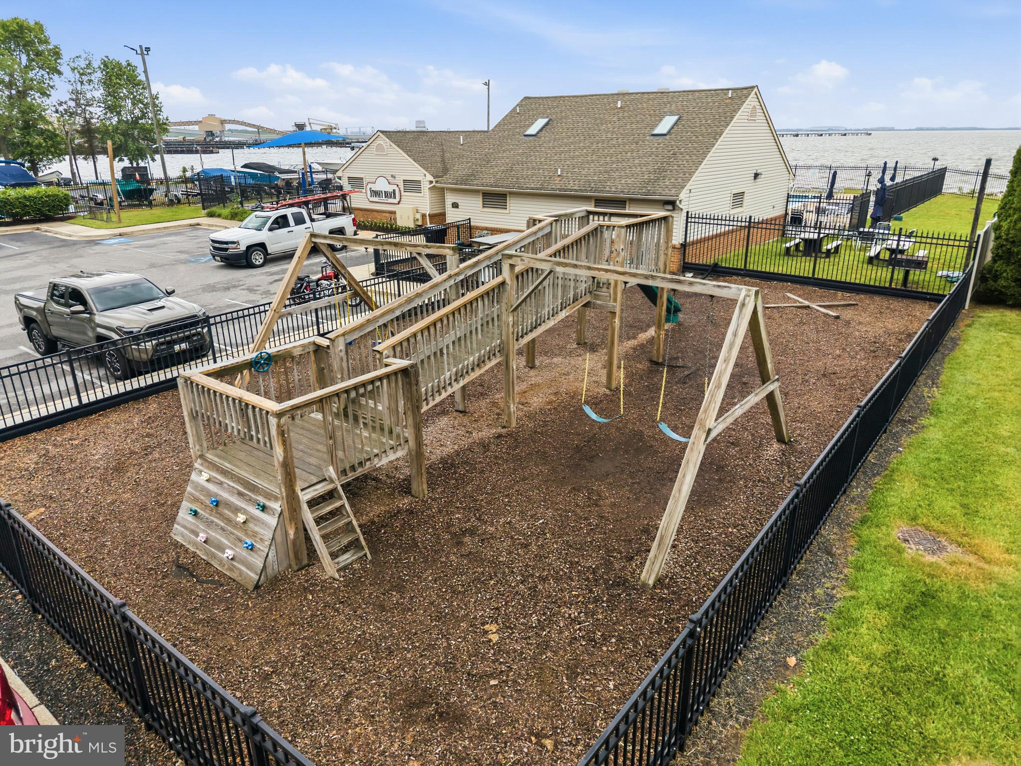 STONEY BEACH - Residential