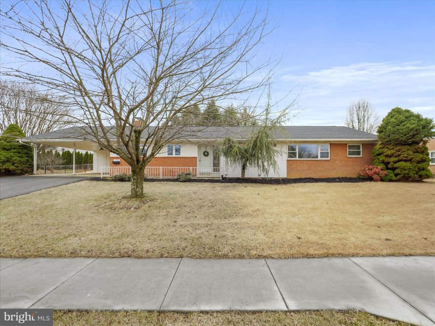 Freshly remodeled 4 bedroom 2 full bath Rancher in a very desirable quiet neighborhood in the north end
with a fenced in back yard and a huge master bedroom and bath. Great layout and one level floor plan
including an upstairs laundry room near the bedrooms. New roof with a transferable warranty. New
waterproof vinyl floors, hvac, granite counters, appliances, and tile bathrooms. The extra big bedroom
offers lots of windows, rear outdoor access and could also be used as a den, office, or seperate dinning
room. Trees in the back of the yard provide wonderful shade and privacy. Basement is a clean open
blank canvas for you to make your own. Schedule your showing today!