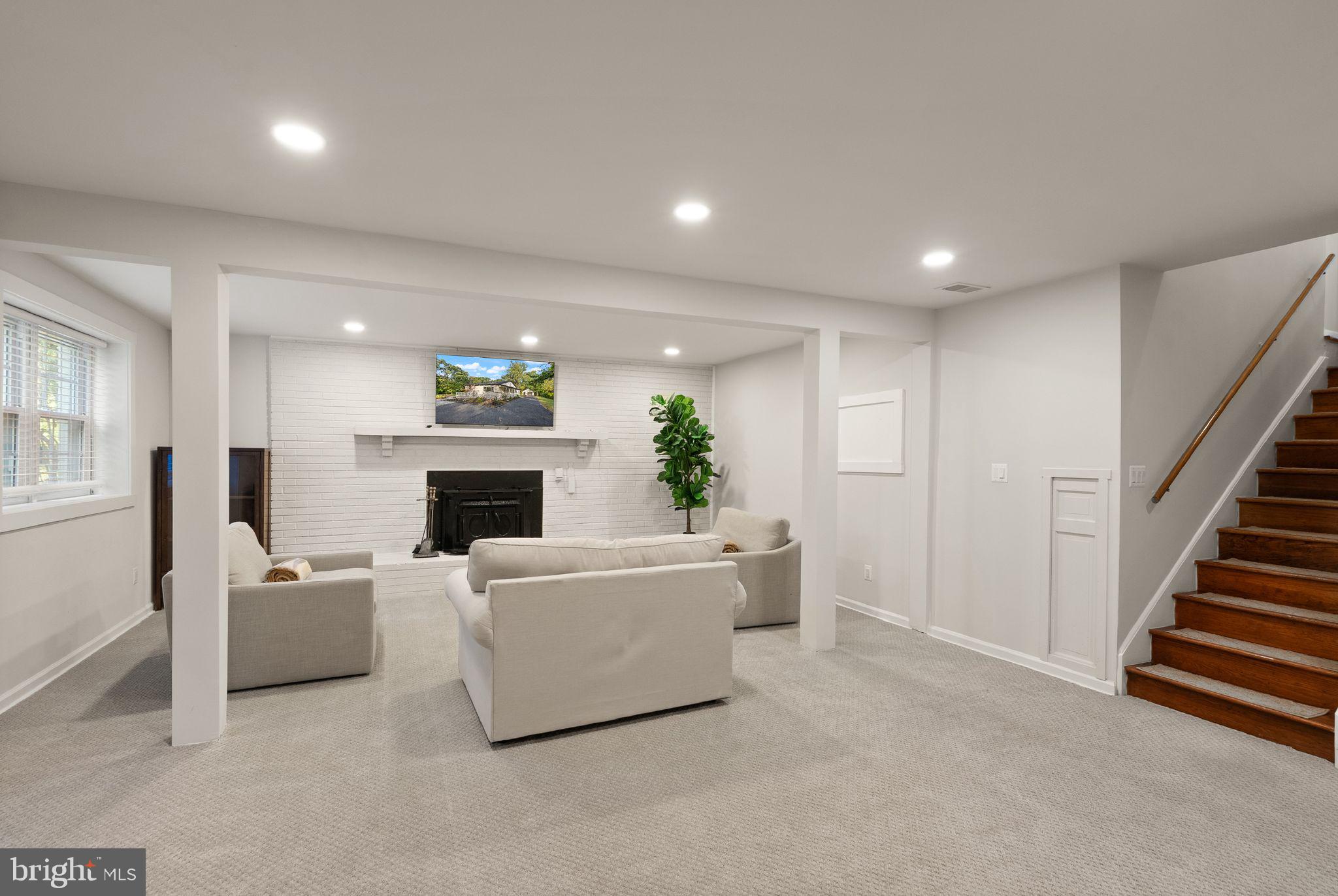 ANNANDALE ACRES - Residential