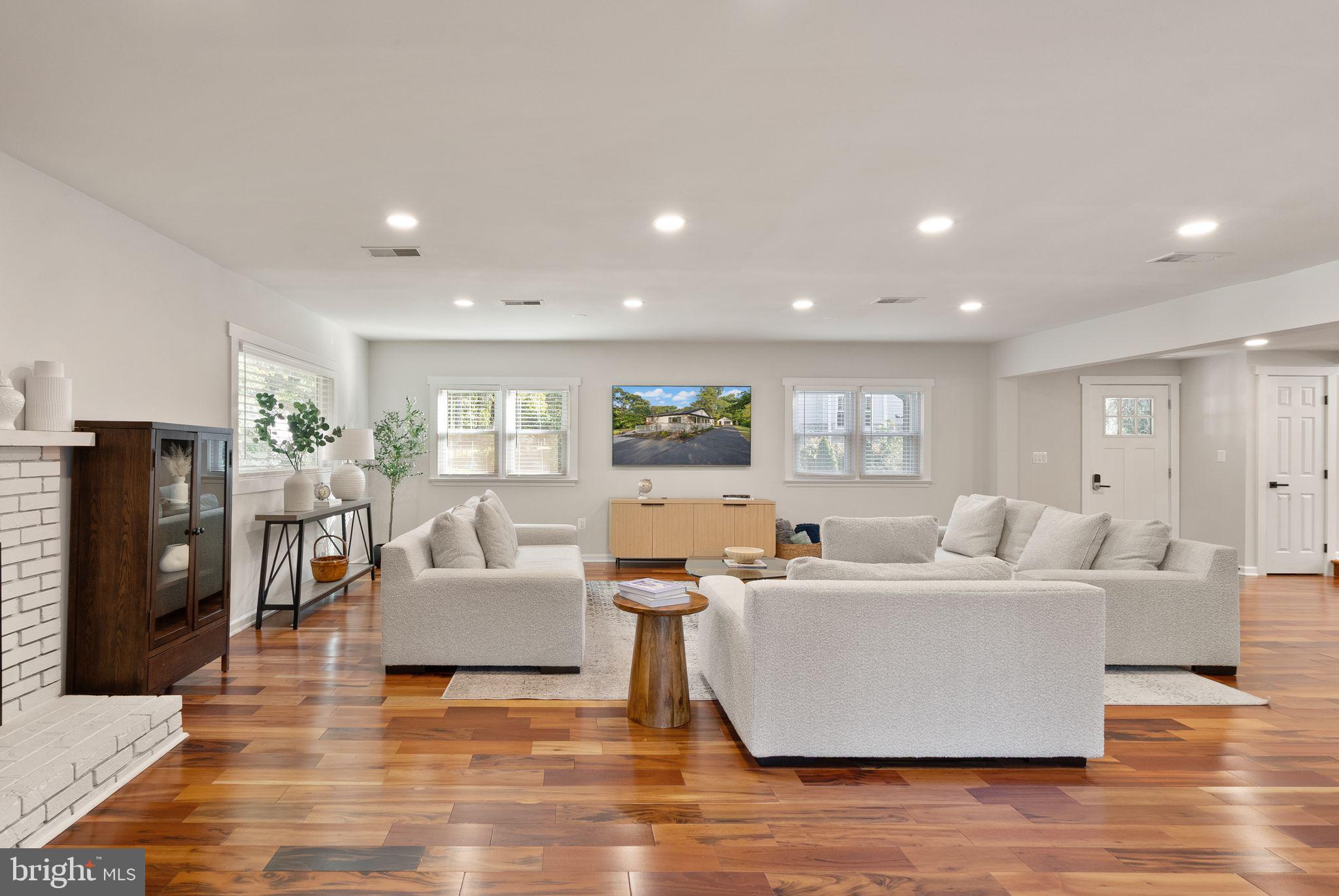 ANNANDALE ACRES - Residential