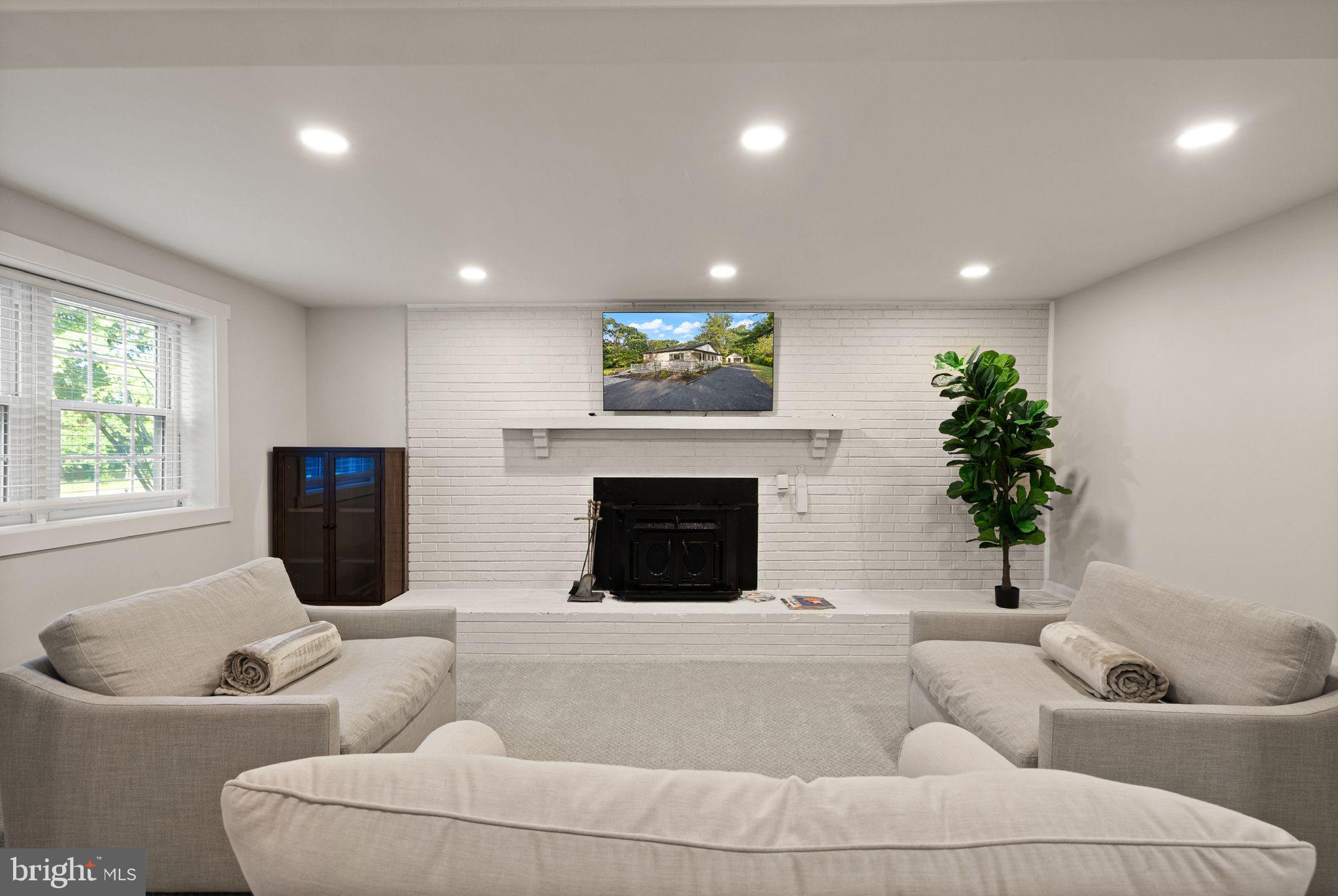 ANNANDALE ACRES - Residential