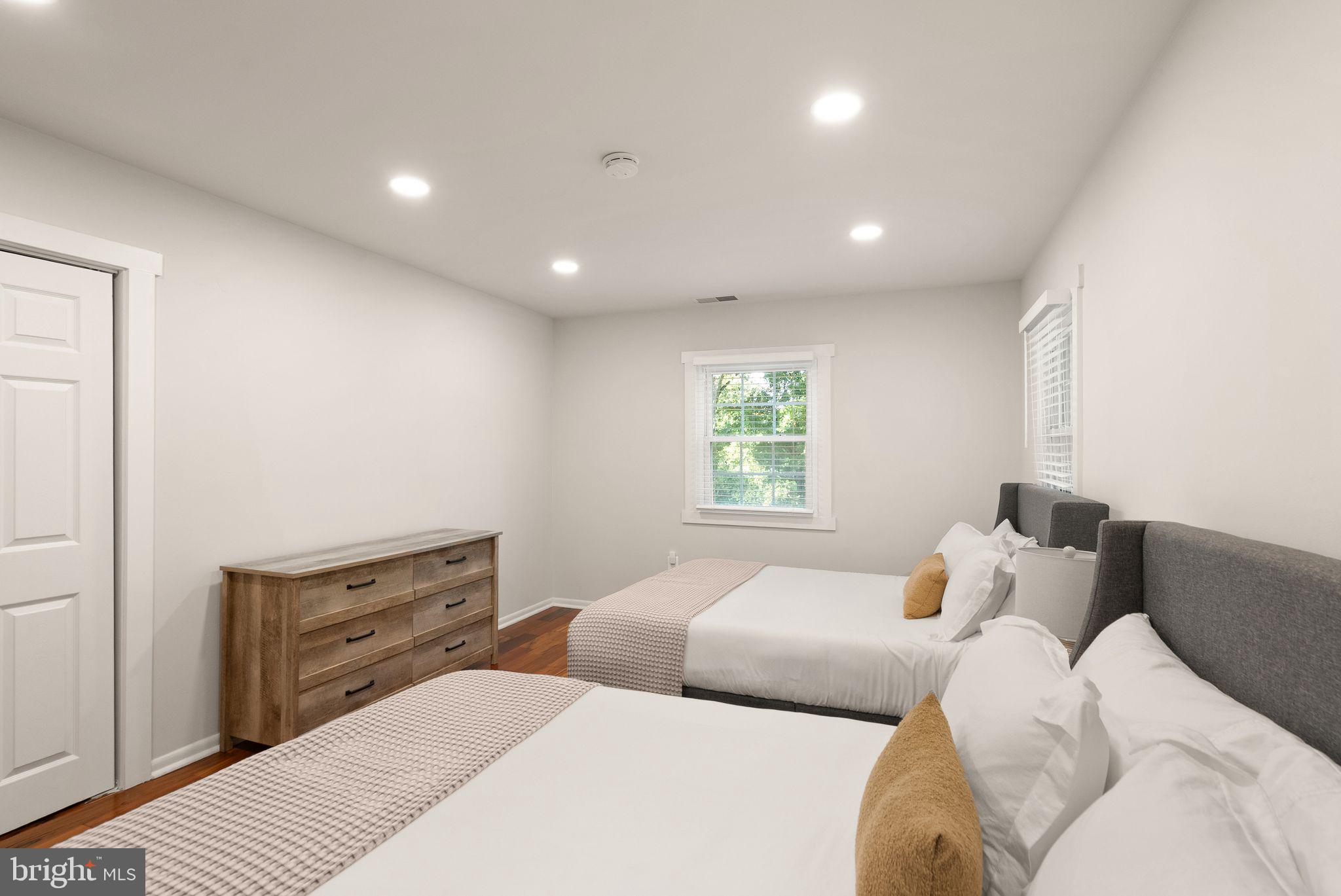 ANNANDALE ACRES - Residential