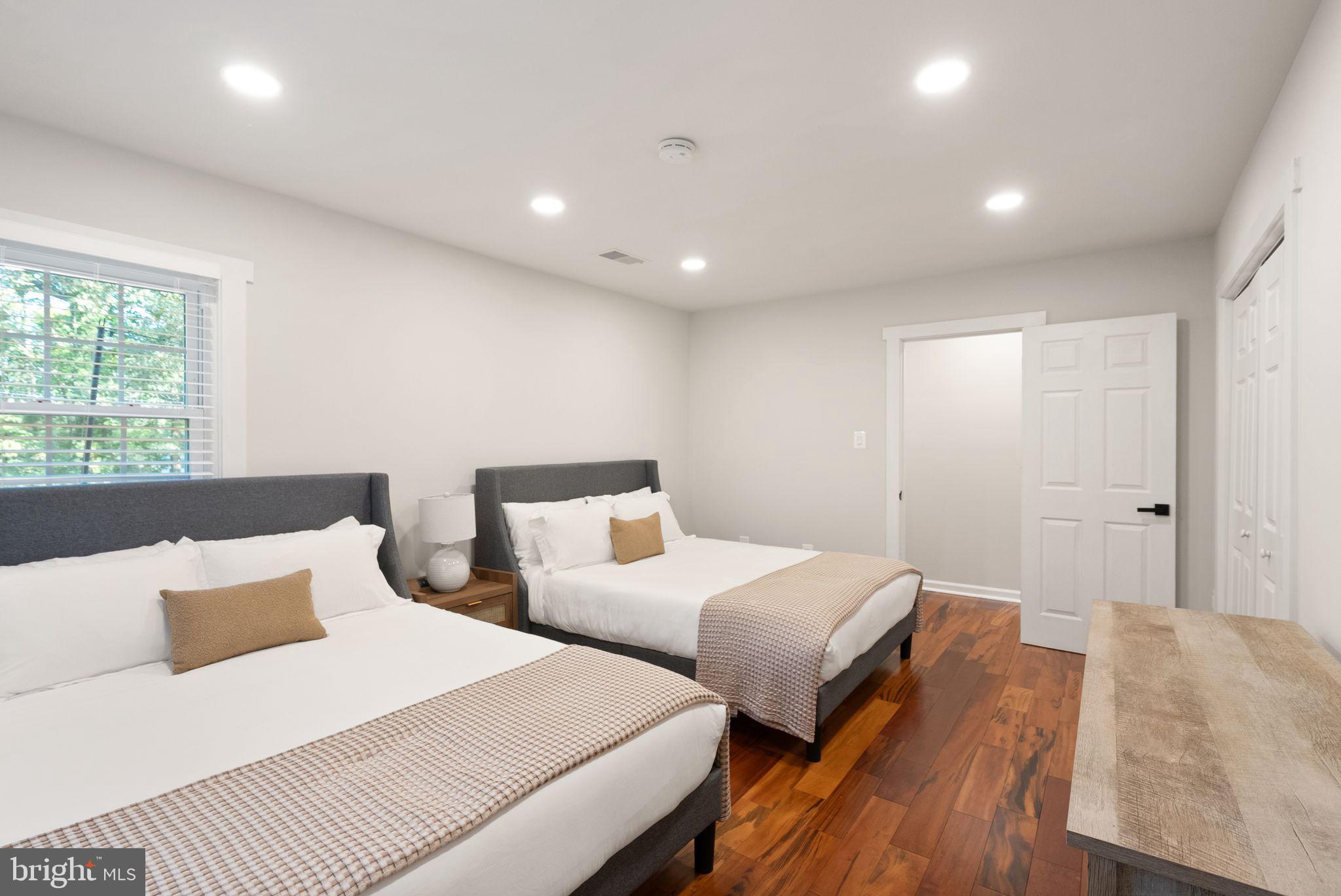 ANNANDALE ACRES - Residential