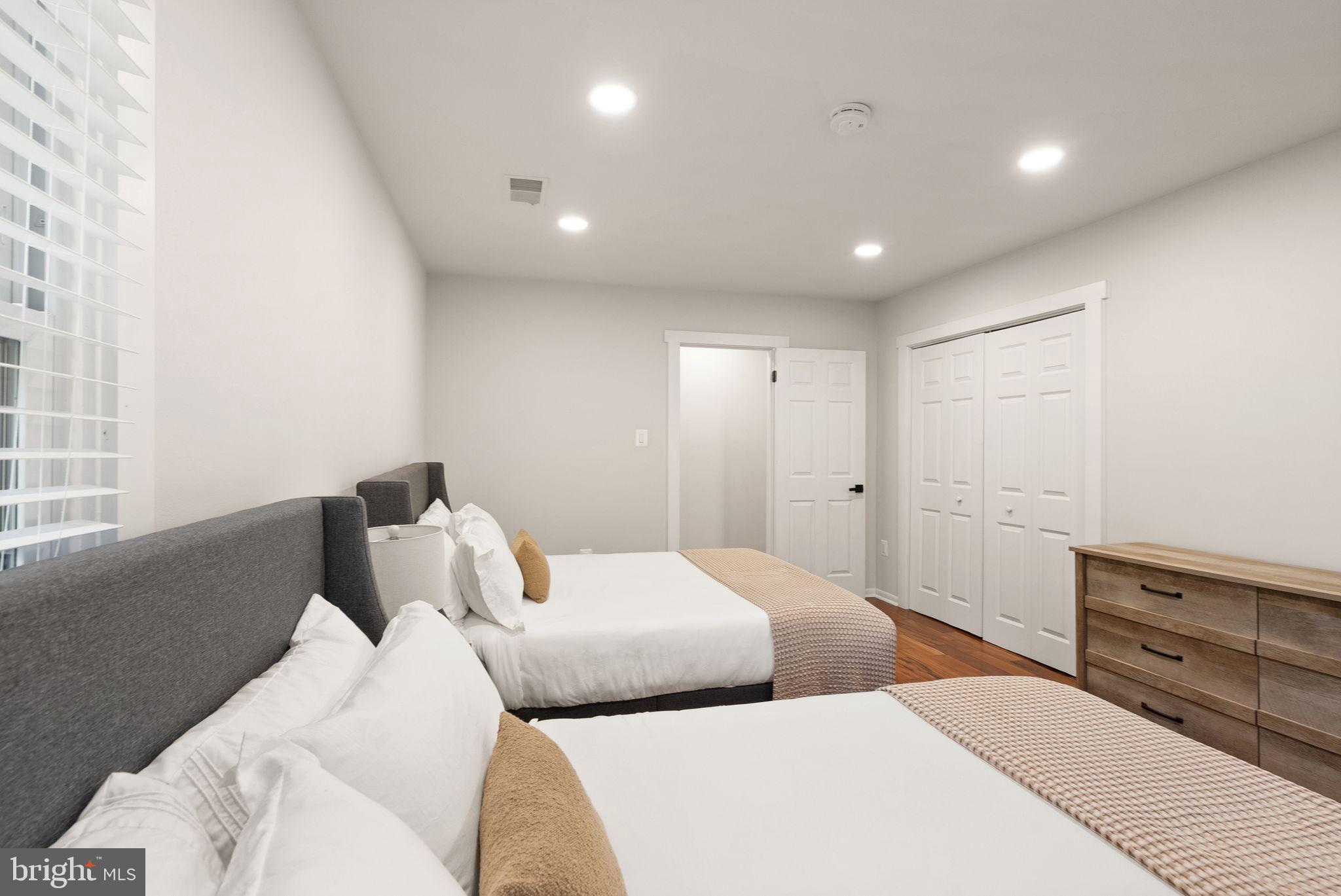 ANNANDALE ACRES - Residential