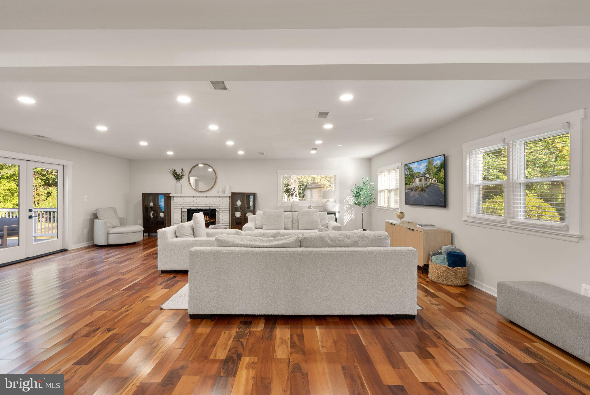 ANNANDALE ACRES - Residential