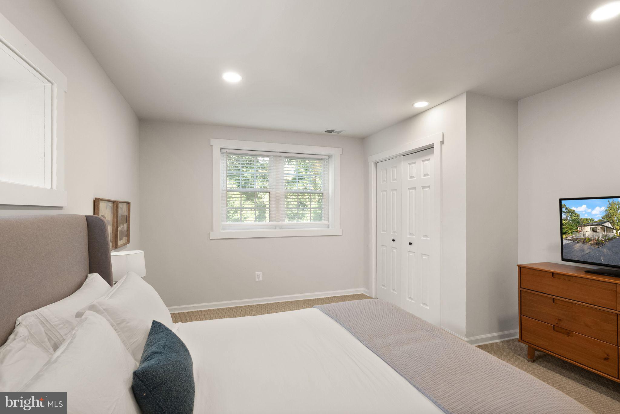 ANNANDALE ACRES - Residential