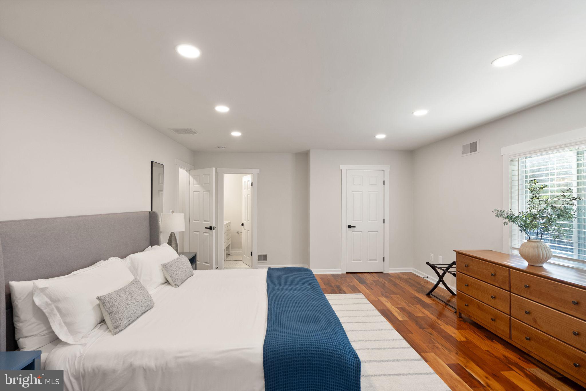 ANNANDALE ACRES - Residential