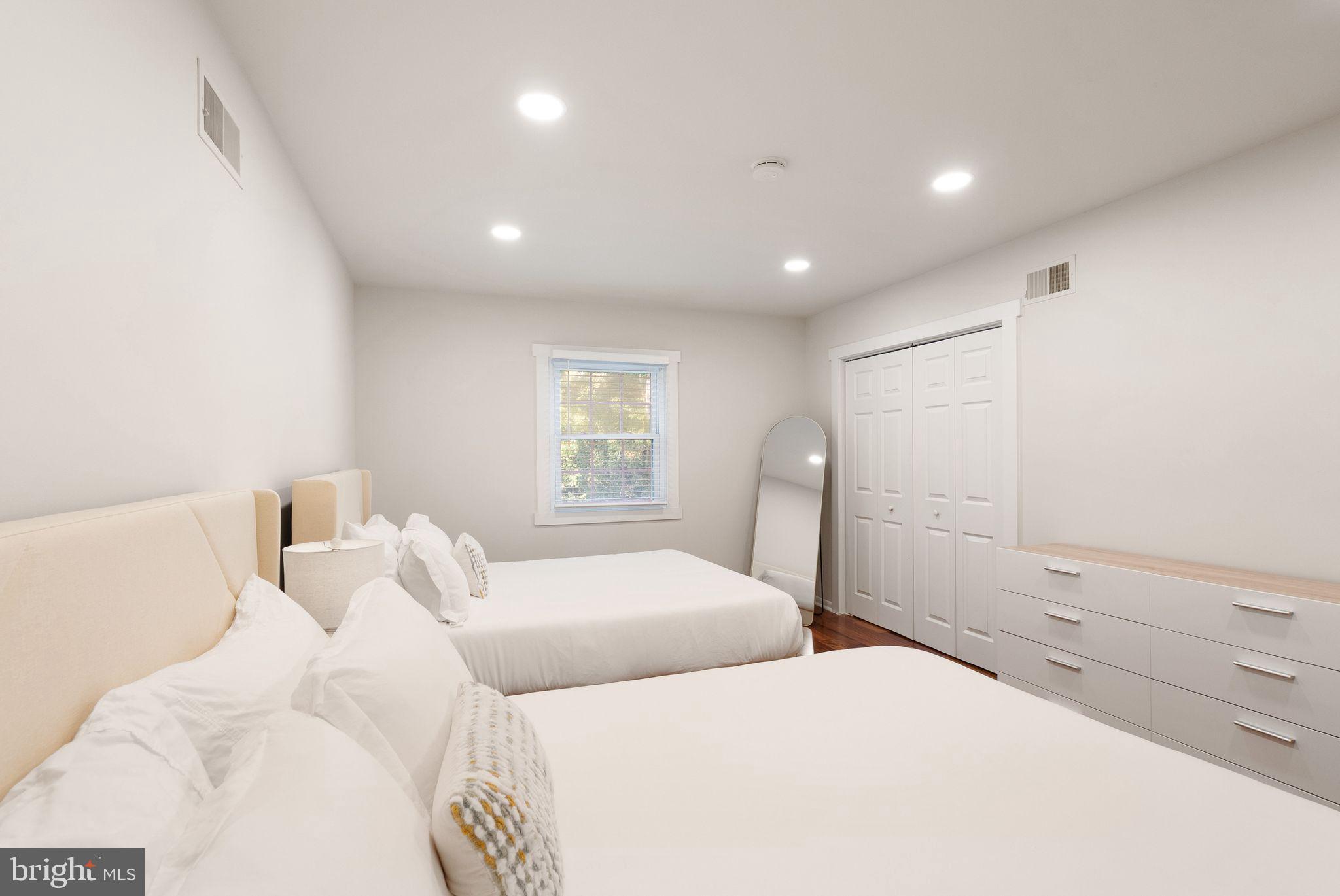 ANNANDALE ACRES - Residential