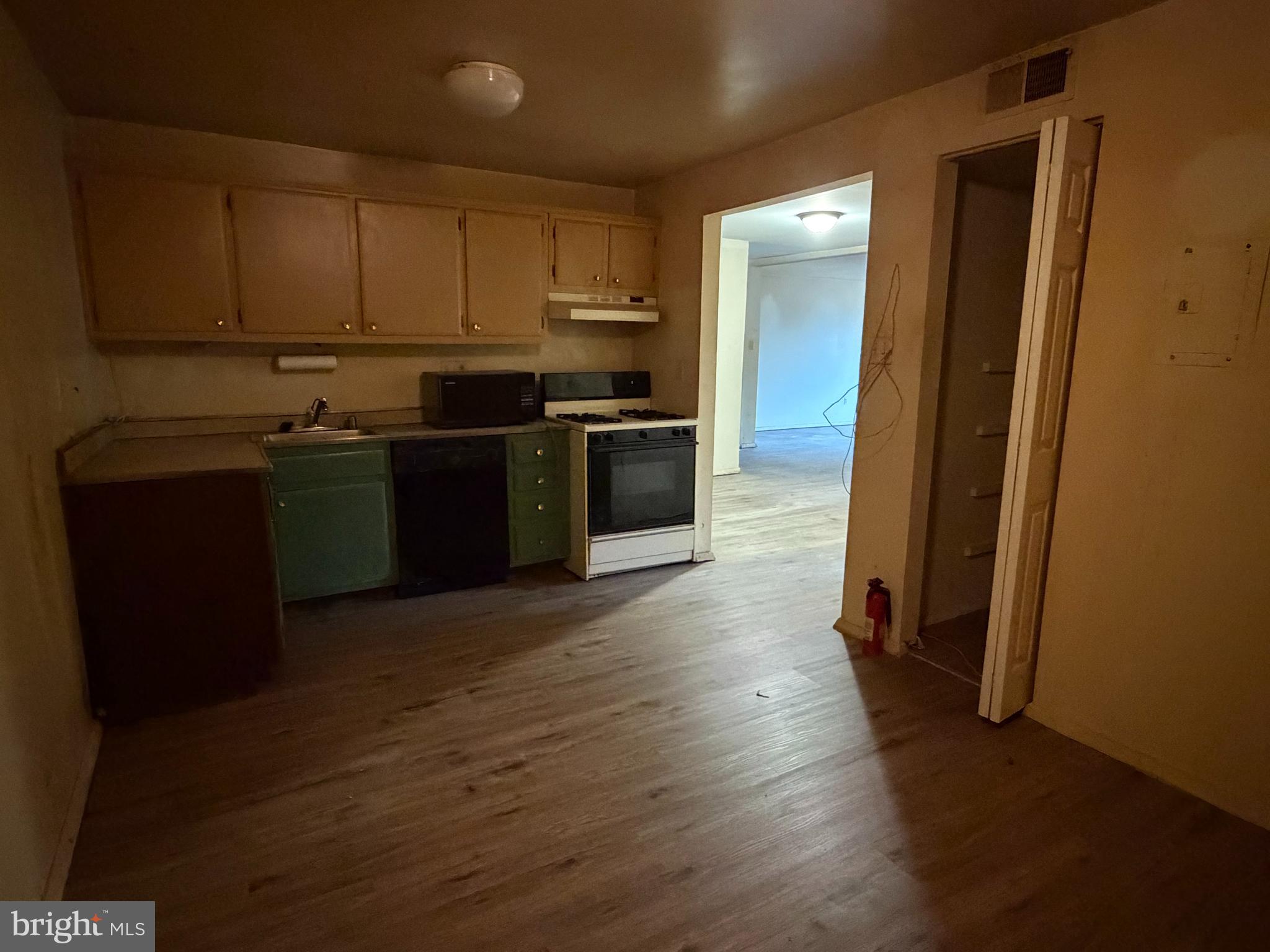 HUNTLEY SQUARE CONDOMINIUMS - Residential