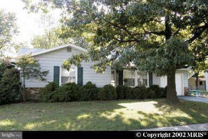 SUPER NICE HOME AVAILABLE 1/09/18*  TOTALLY RENOVATED HOME w UPDATED KITCHEN (APPLIANCES,CABINETRY,FLOORING,COUNTERTOPS) * NEWER CERAMIC BATHS * WOOD FLOORS IN LR/DR/HALLWAY * NEWER CARPETING (NEUTRAL TONE) IN BEDROOMS * FENCED YARD * PATIO *LG LAUNDRY/STORAGE SPACE * 1 CAR GARAGE * OWNER RESERVES THE RIGHT TO APPROVE PETS; $300 PET DEPOSIT * 1 MO SECURITY DEPOSIT * A MUST SEE!