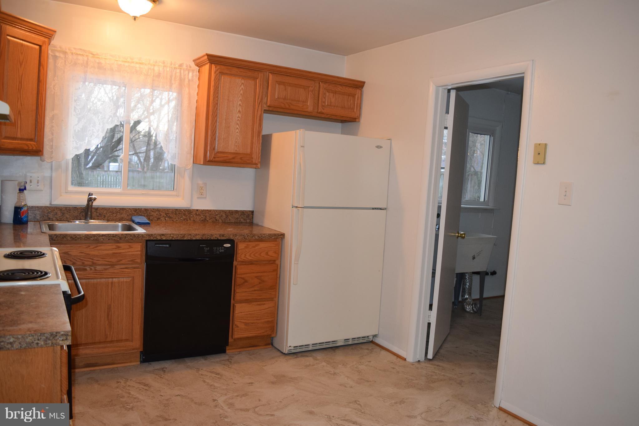 FOUR SEASONS ESTATES - Residential Lease