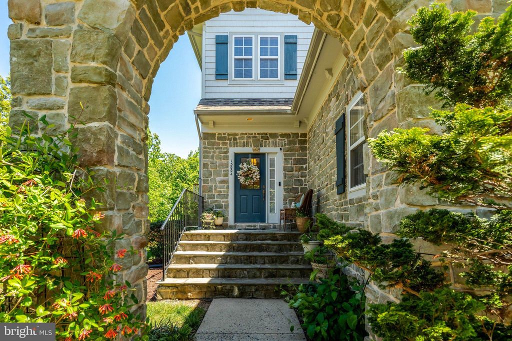 Photo of 13004 Thorpe Park Court, BRISTOW, VA 20136 (MLS # VAPW2119106)
