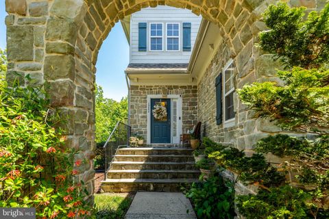 Photo of 13004 Thorpe Park Court, BRISTOW, VA 20136 (MLS # VAPW2119106)